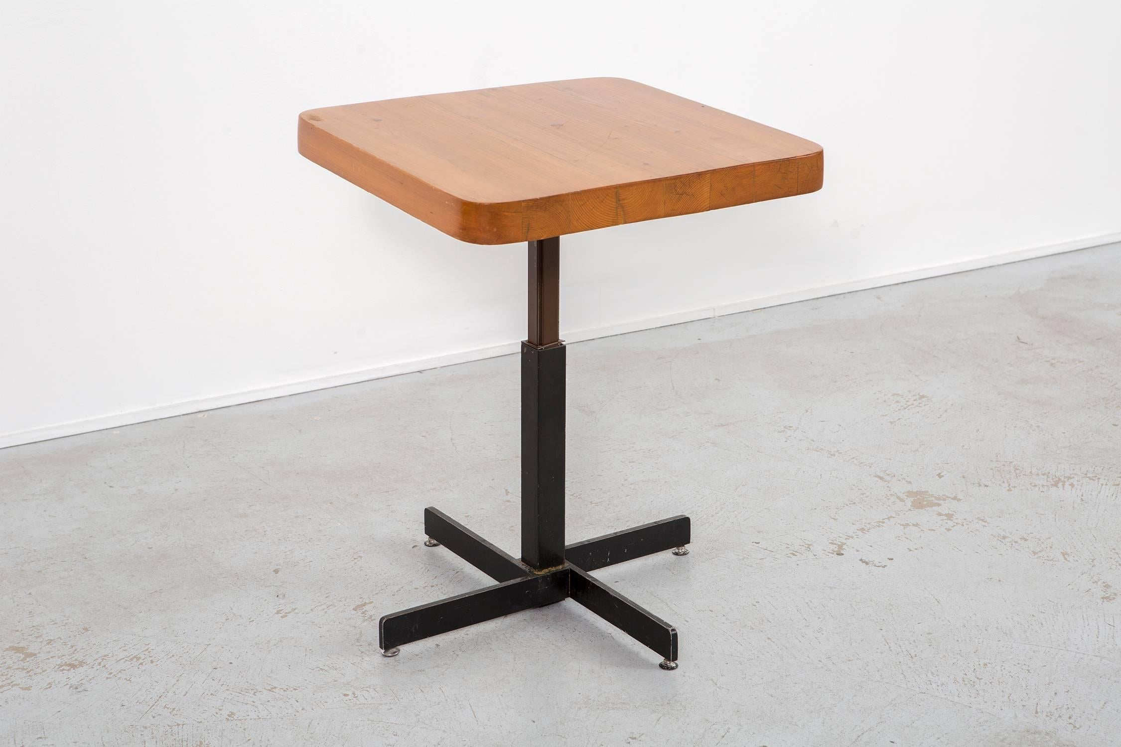 Square table

Designed by Charlotte Perriand for Les Arcs 2000

France, circa 1968

Enameled steel and pine

Measures: 29 ?” H x 23 ½” W x 22 ¾” D

Table height can be adjusted; this particular form was utilized in many Les Arcs residences