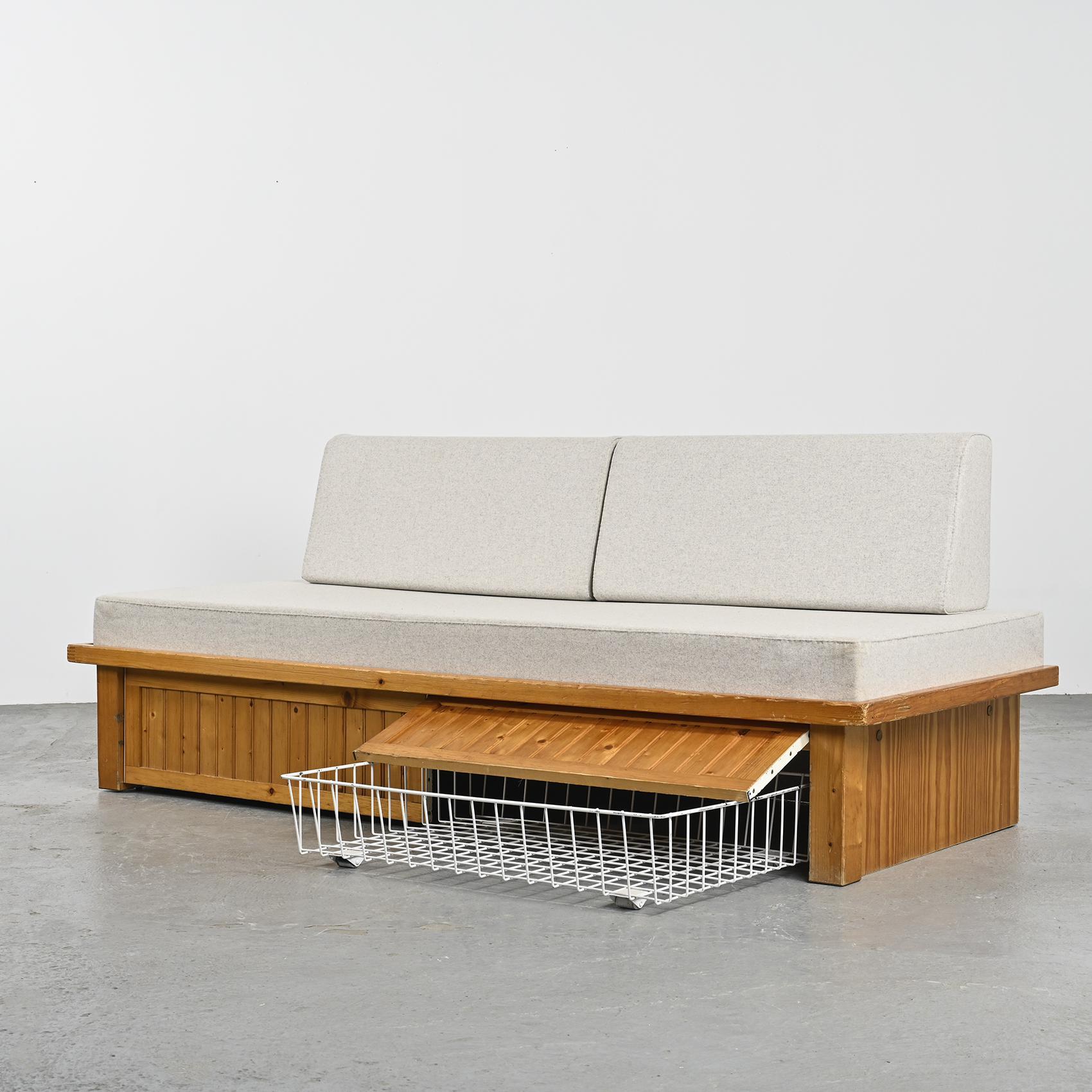 This example of a sofa bed was once part of the furnishings in the apartments of the iconic Résidence Nova in Les Arcs, a creation of the talented Charlotte Perriand.

The structure of this piece of furniture, crafted with carefully arranged pine
