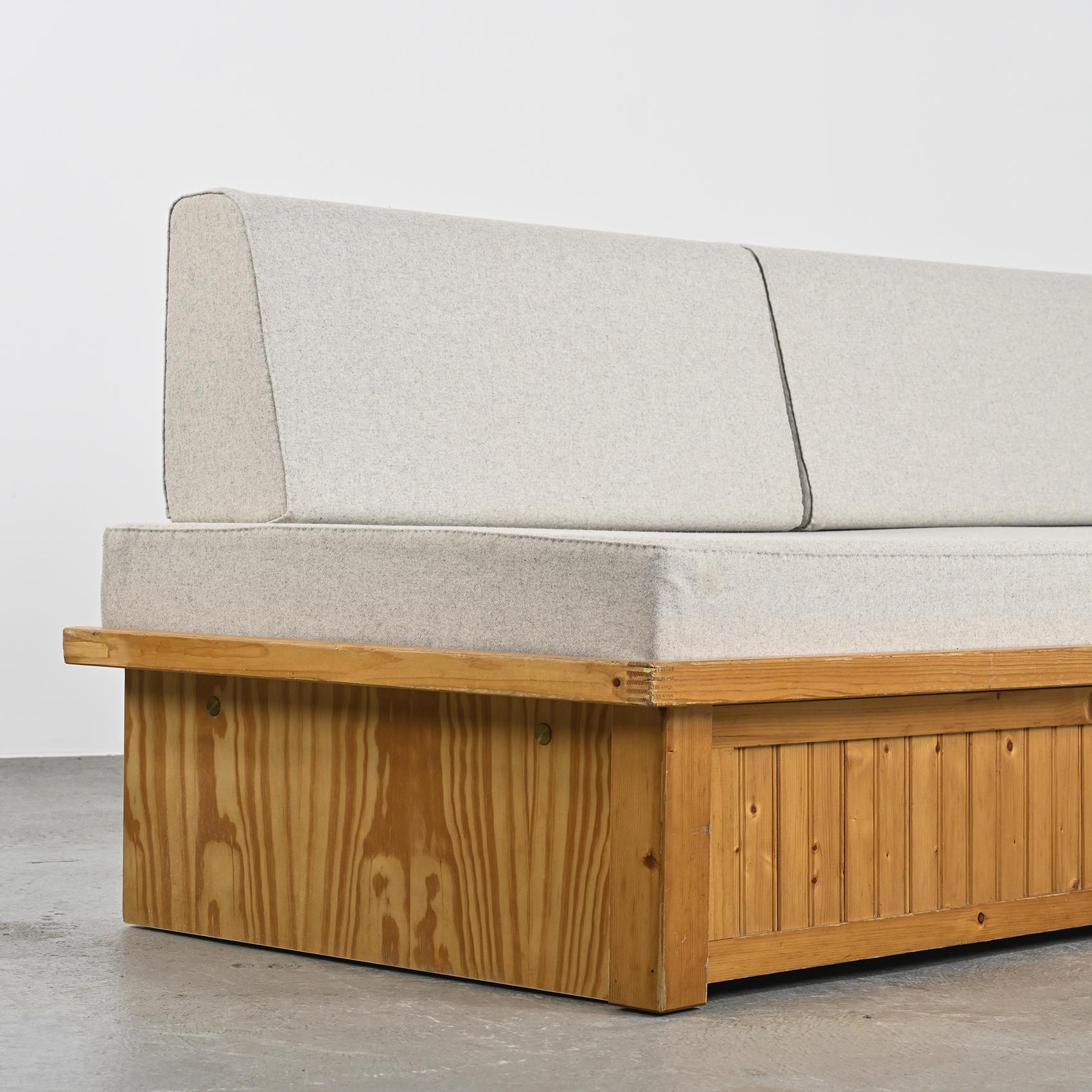 Charlotte Perriand :  Les Arcs Daybed, circa 1970 In Good Condition In VILLEURBANNE, FR
