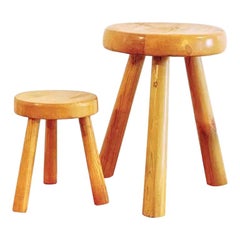 Tabouret en pin « Les Arcs » de Charlotte Perriand
