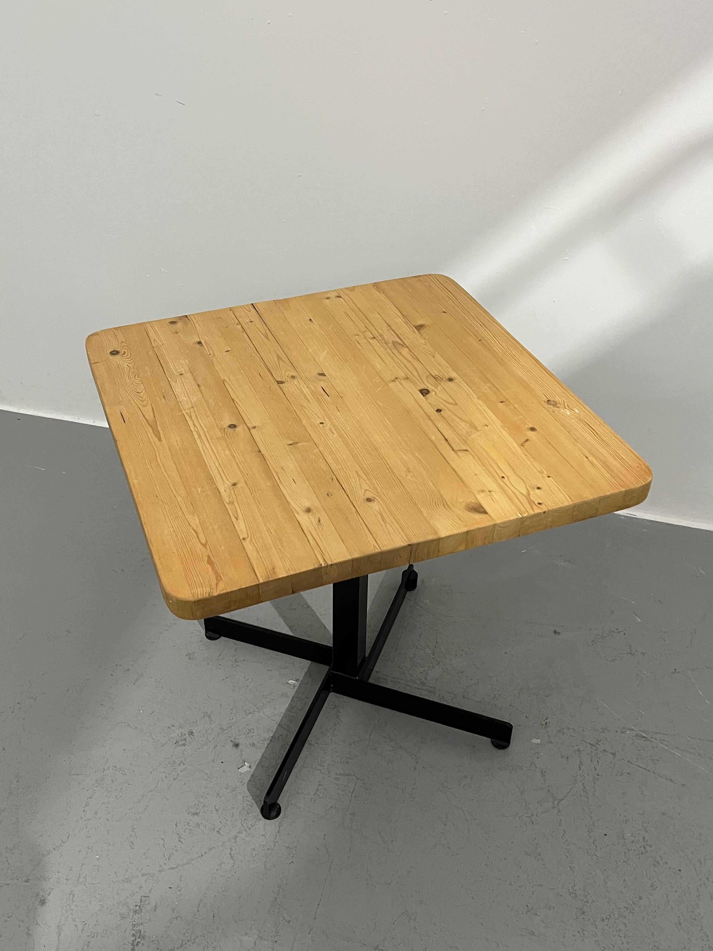Table d'appoint Charlotte Perriand Les Arcs C.C. 1960 Pin et métal en vente 3