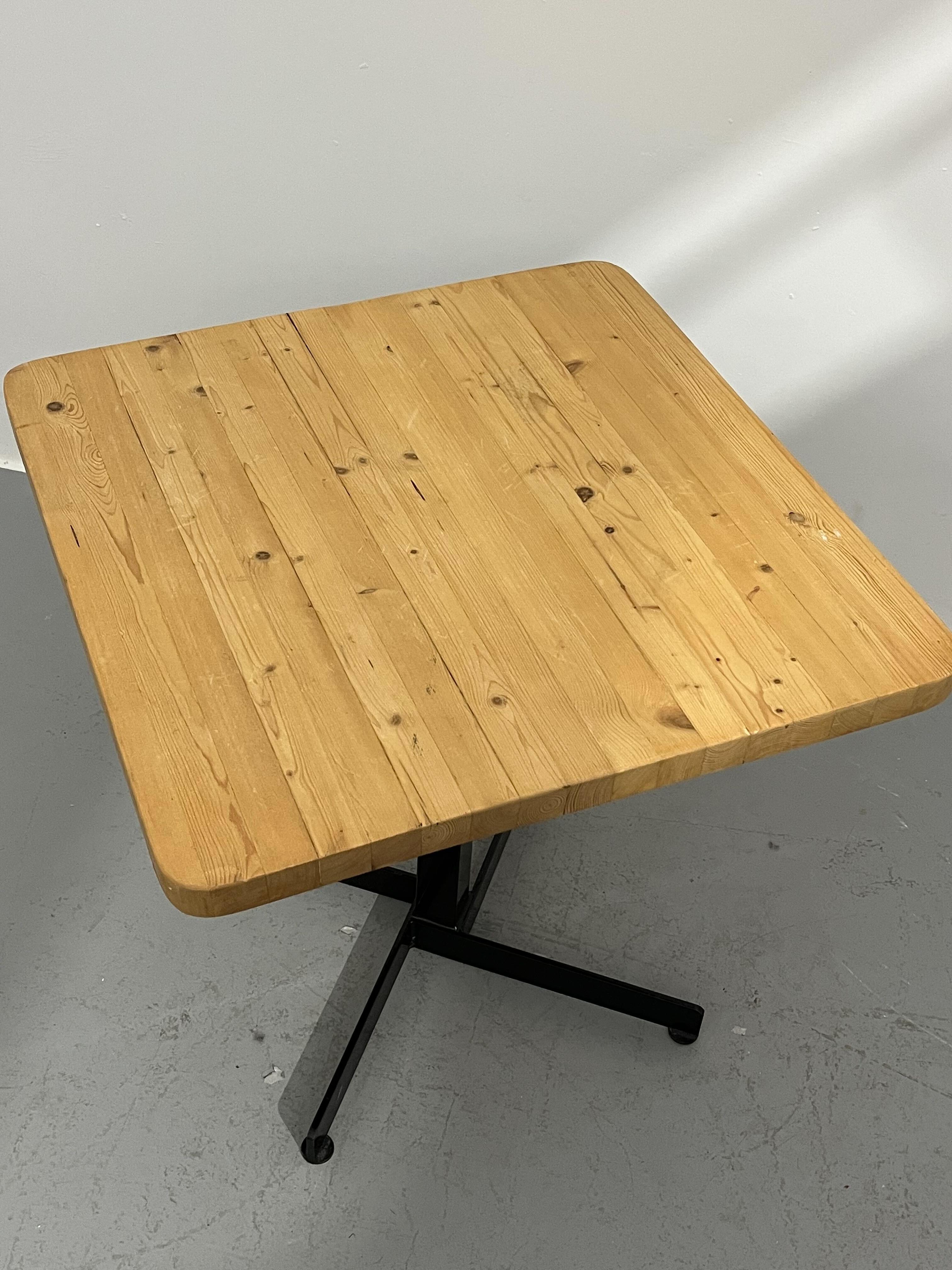 Table d'appoint Charlotte Perriand Les Arcs C.C. 1960 Pin et métal en vente 4