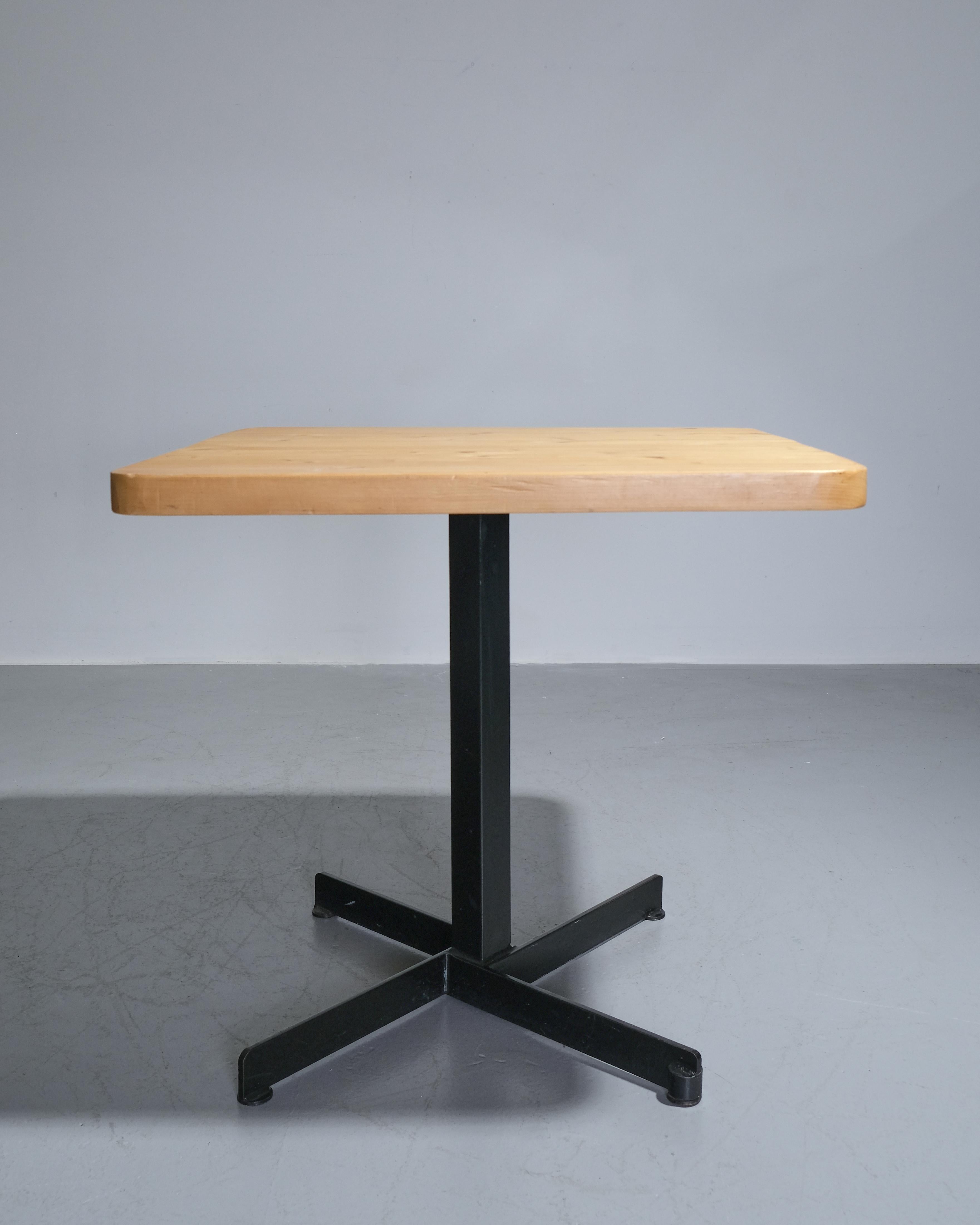 Charlotte Perriand Les Arcs side table c.1960s Pine and metal mediados del siglo XX en venta