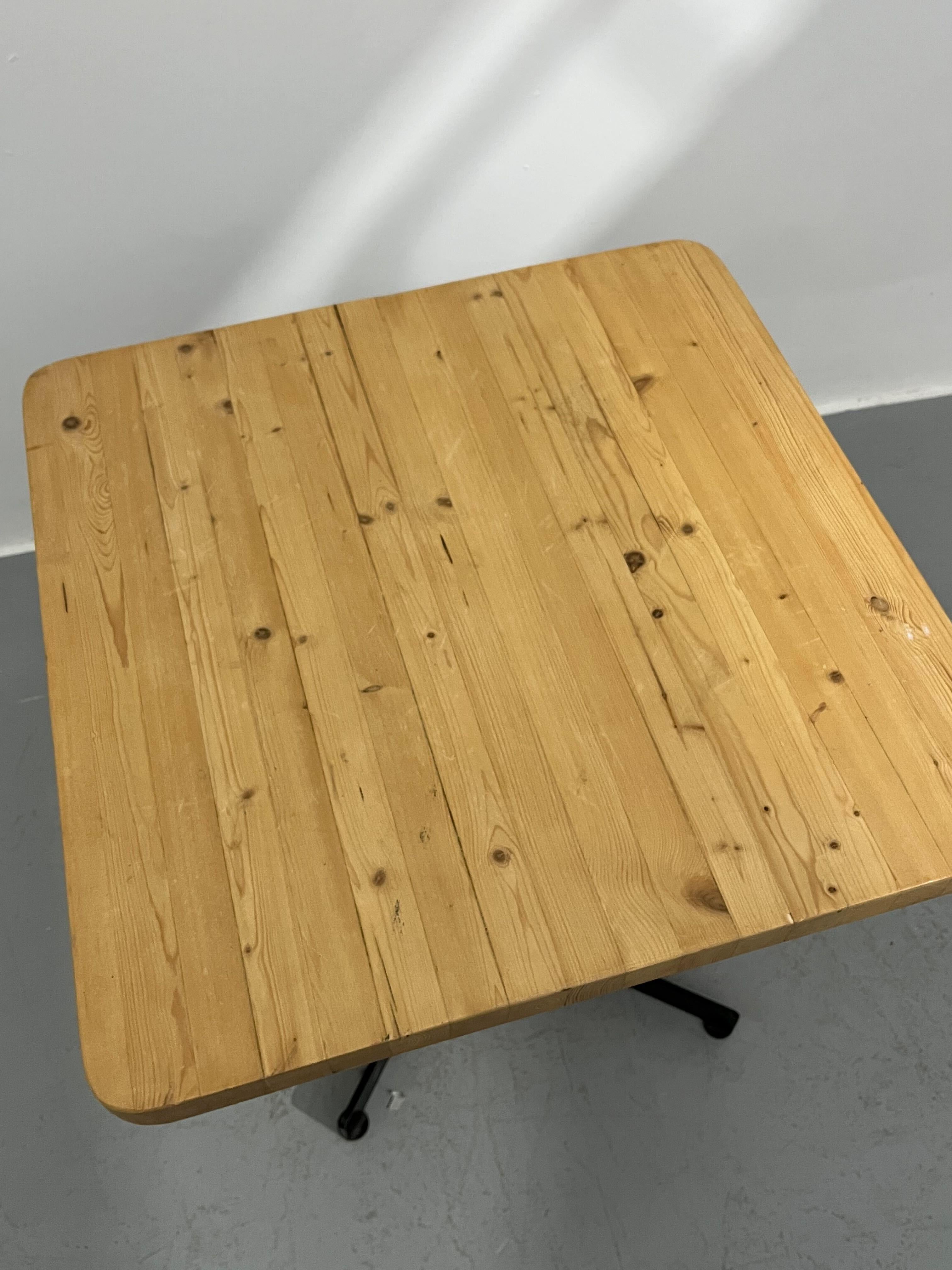 Métal Table d'appoint Charlotte Perriand Les Arcs C.C. 1960 Pin et métal en vente