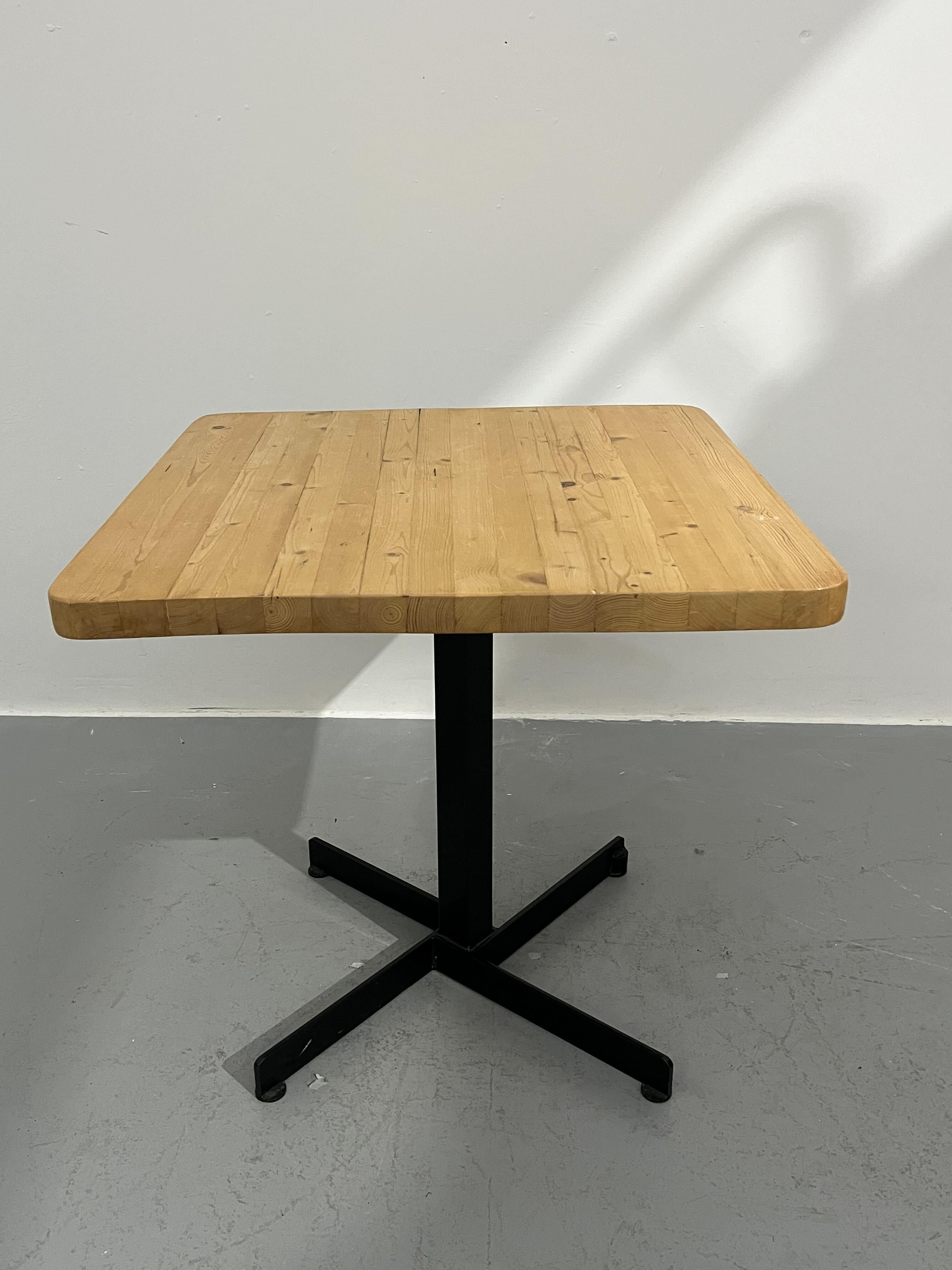 Table d'appoint Charlotte Perriand Les Arcs C.C. 1960 Pin et métal en vente 1