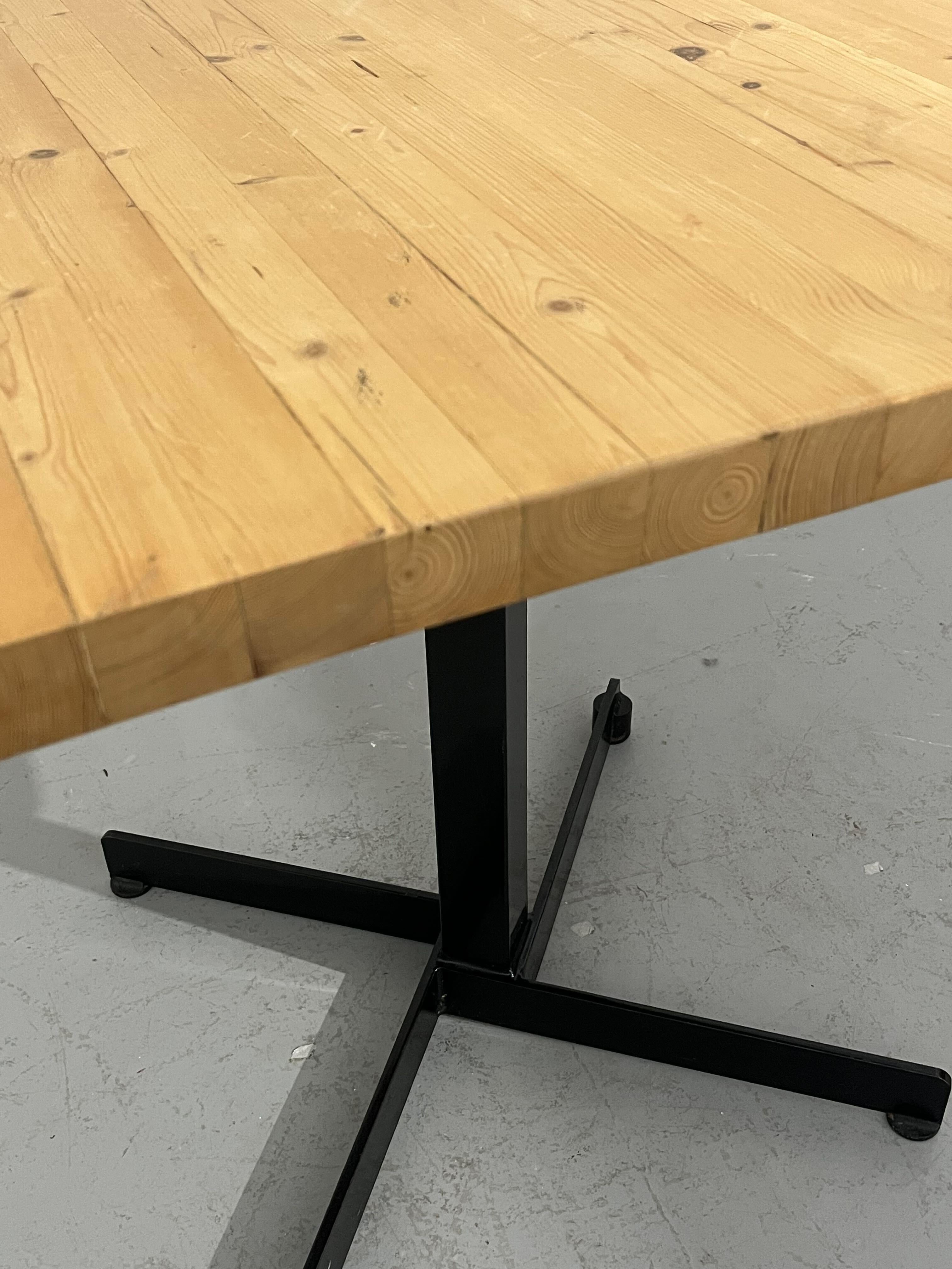 Table d'appoint Charlotte Perriand Les Arcs C.C. 1960 Pin et métal en vente 2