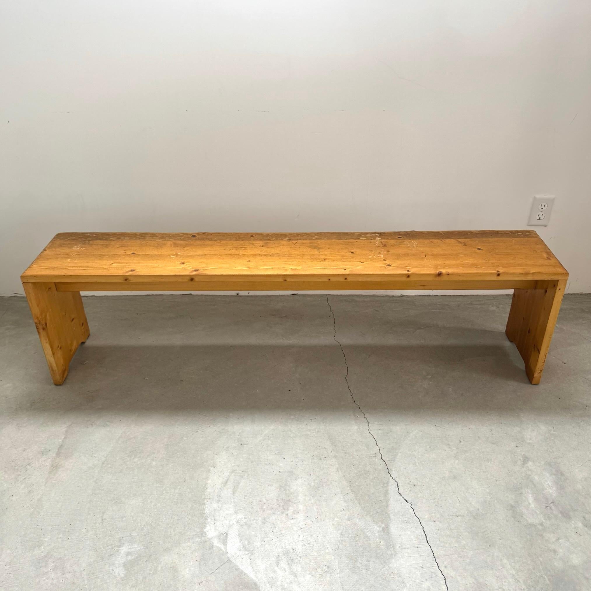 Klassische 4-sitzige Bank aus Kiefernholz, entworfen von Charlotte Perriand für das Skigebiet Les Arcs in Frankreich. Ein wunderschönes Beispiel des ikonischen Perriand-Designs in einer erstaunlich ungewöhnlichen Länge von knapp über 5 Fuß. Für