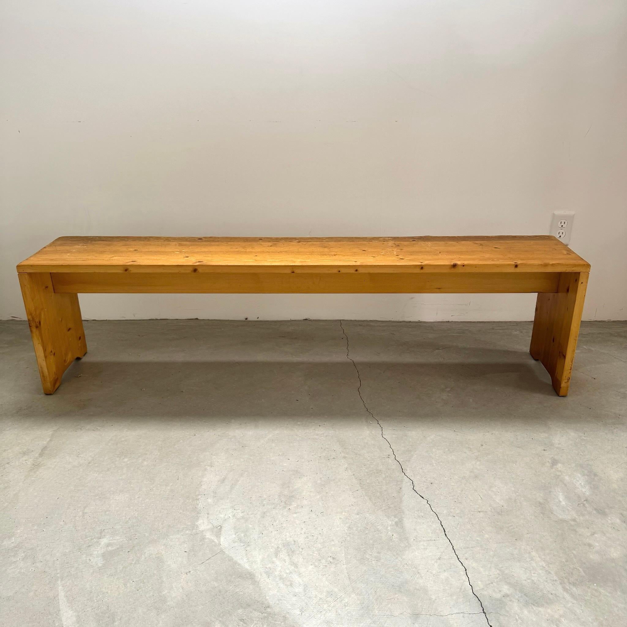 Lange Kiefernholzbank von Charlotte Perriand für Les Arcs, Frankreich, 1970er Jahre im Zustand „Gut“ im Angebot in Los Angeles, CA