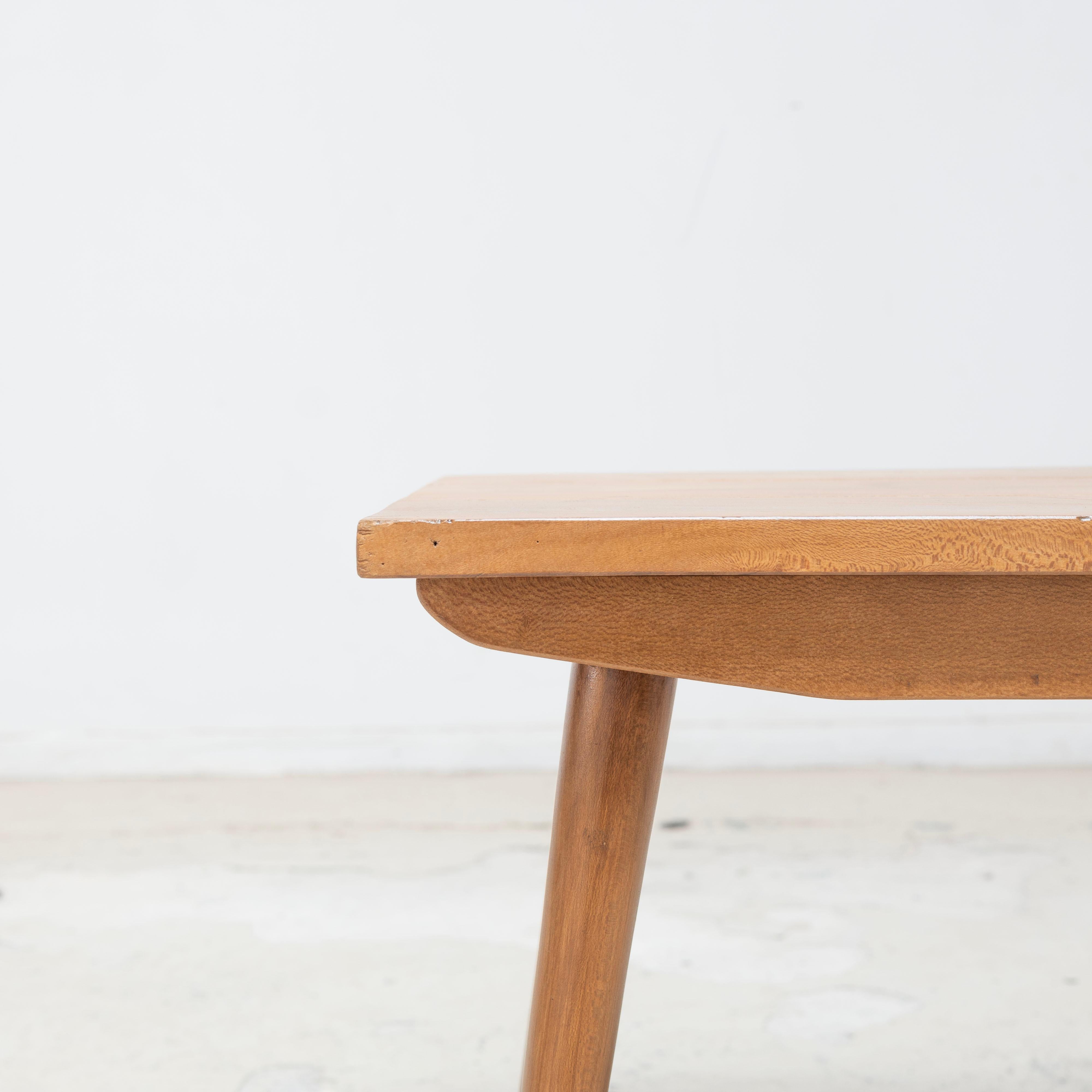 Charlotte Perriand - Tavolo basso dal villaggio vacanze Essarts-Pelvoux , anni '50 In condizioni buone in vendita a Tokyo, Tokyo