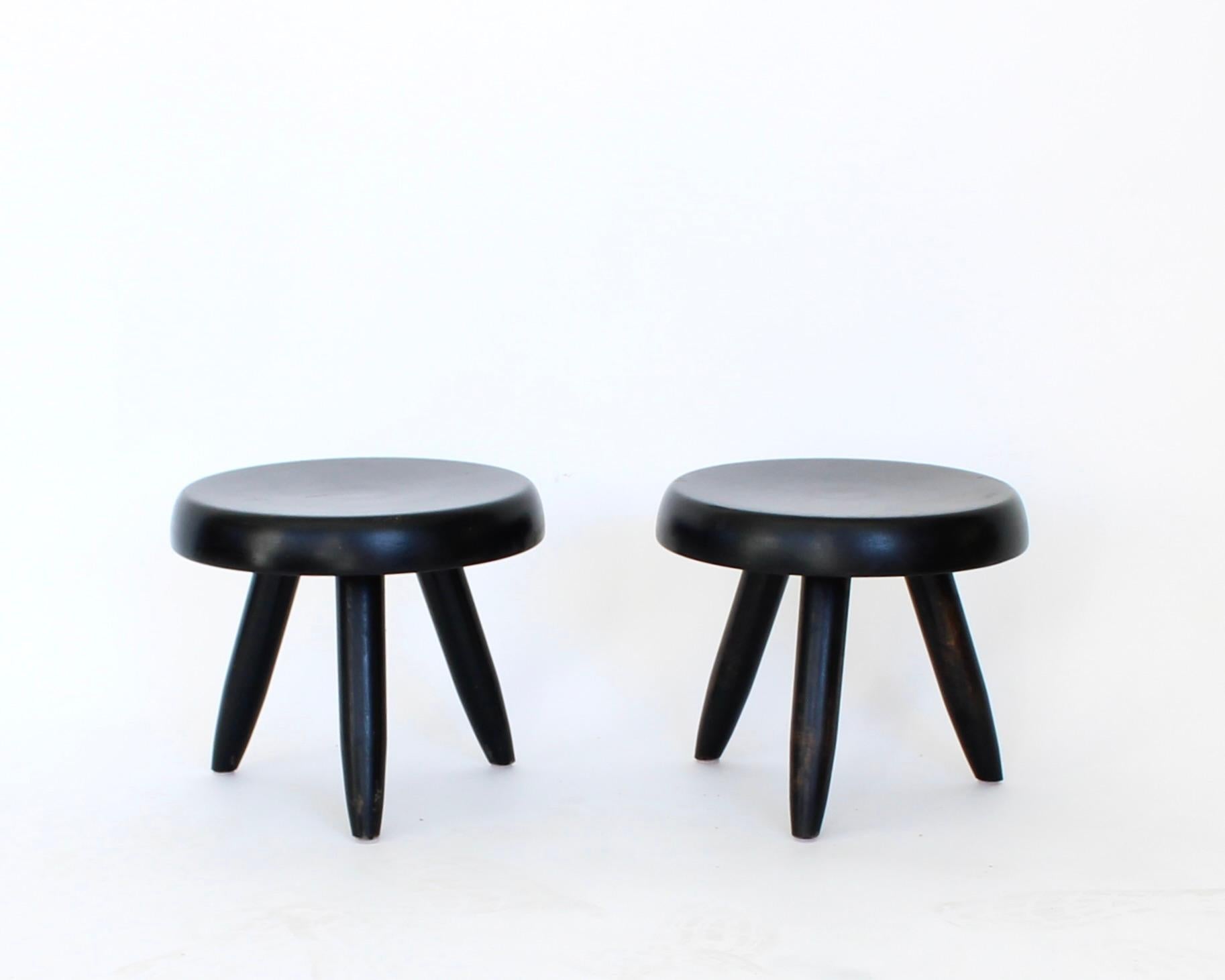 Originelle niedrige Hocker oder Tabourets, bekannt als der Berger Hocker, entworfen von Charlotte Perriand. Inspiriert vom Leben in den Bergen, verwendet das Design typische MATERIALIEN der Alpen. Erlesene Handarbeit mit traditionellen
