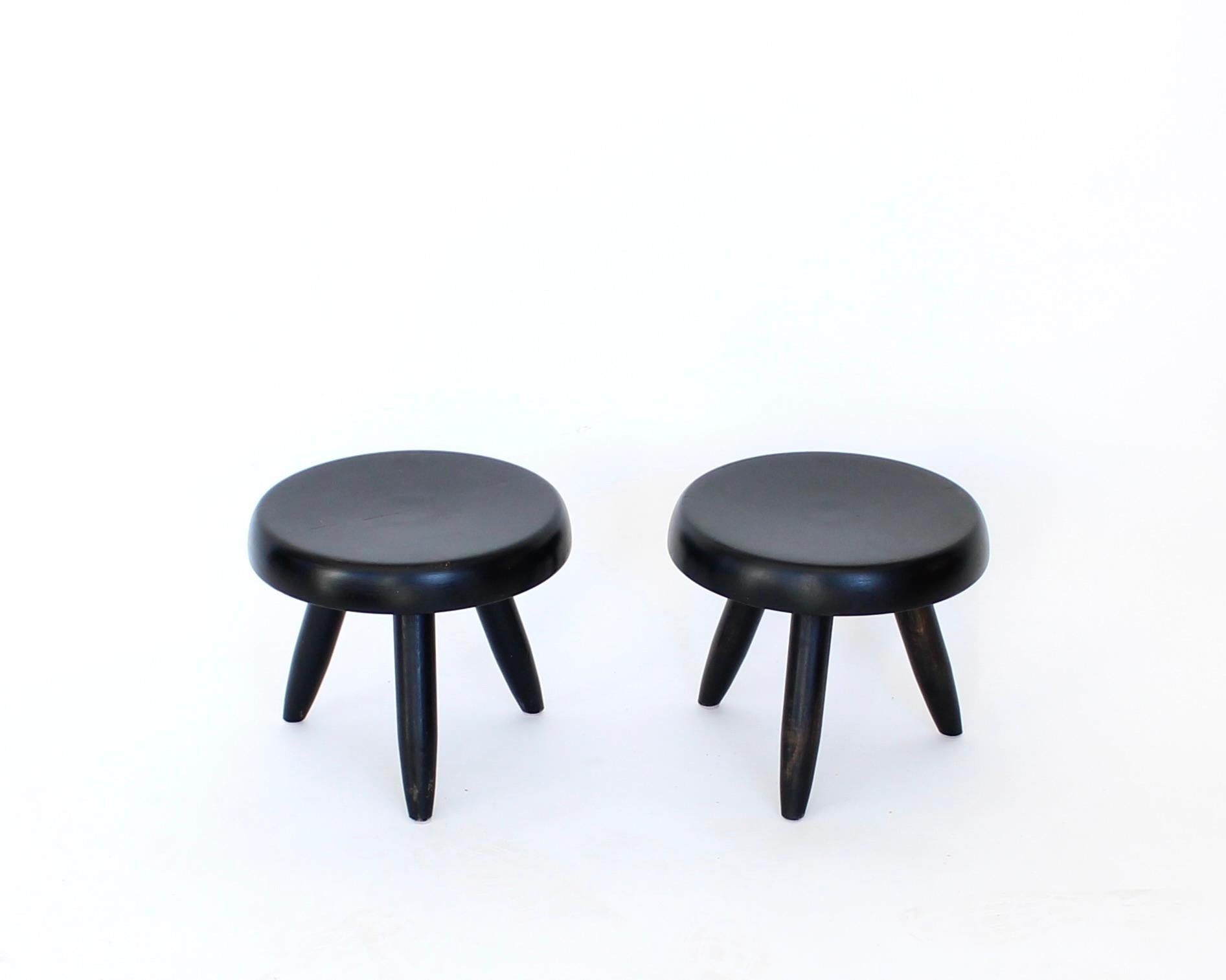 Charlotte Perriand Niedrige Tabourets oder Hocker Modell Berger c1955 Schwarz gebeizt (Moderne der Mitte des Jahrhunderts) im Angebot