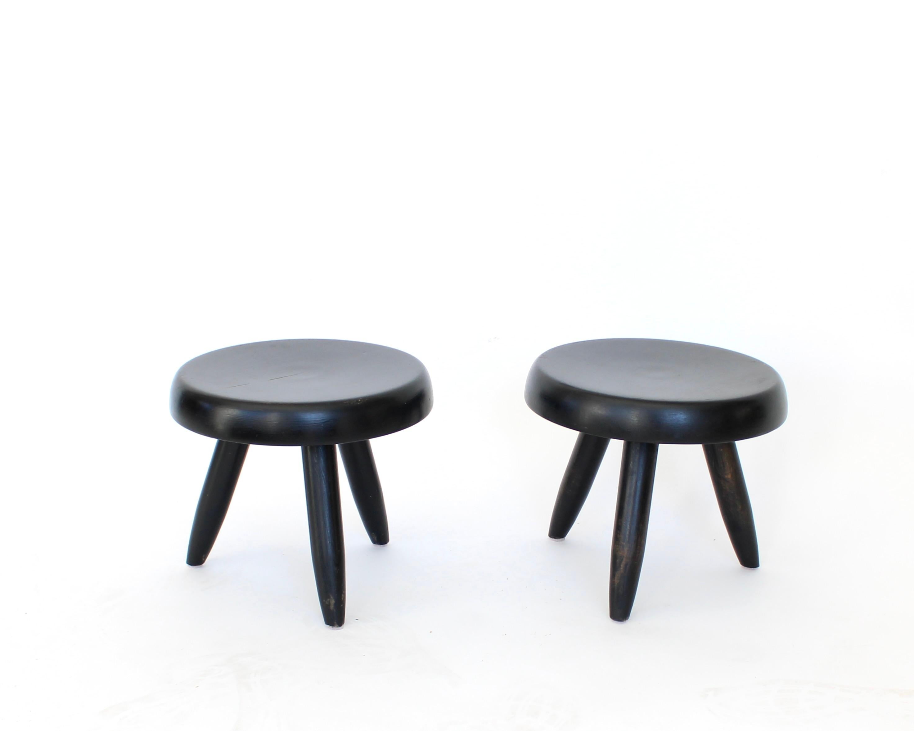 Charlotte Perriand Niedrige Tabourets oder Hocker Modell Berger c1955 Schwarz gebeizt im Zustand „Gut“ im Angebot in Chicago, IL