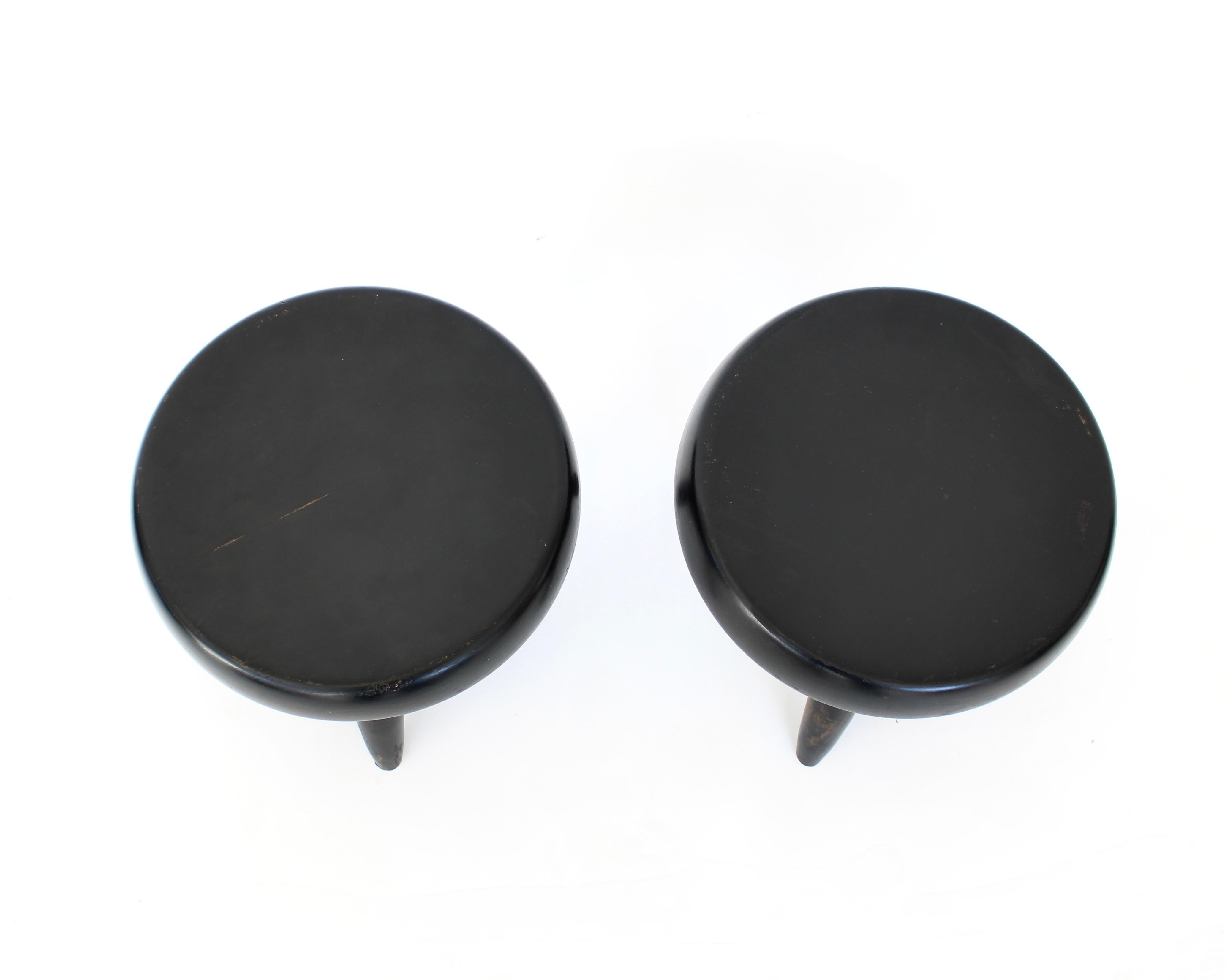 Charlotte Perriand Niedrige Tabourets oder Hocker Modell Berger c1955 Schwarz gebeizt (Mitte des 20. Jahrhunderts) im Angebot