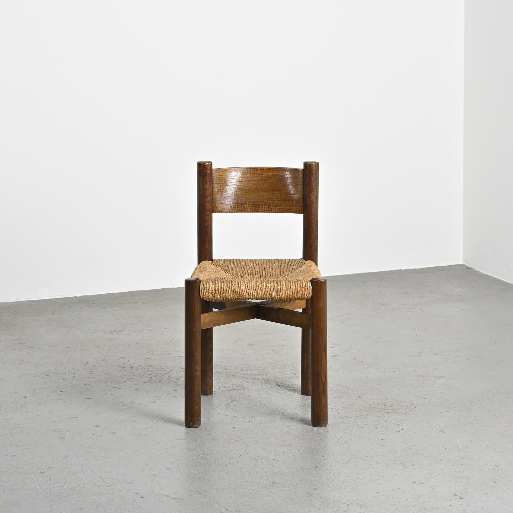 
Sedia Meribel  di Charlotte Perriand, progettata negli anni '50 per arredare la stazione sciistica di Meribel, nelle Alpi francesi. Design iconico di Charlotte Perriand, queste sedie si trovavano anche nel suo chalet, che iniziò a costruire a