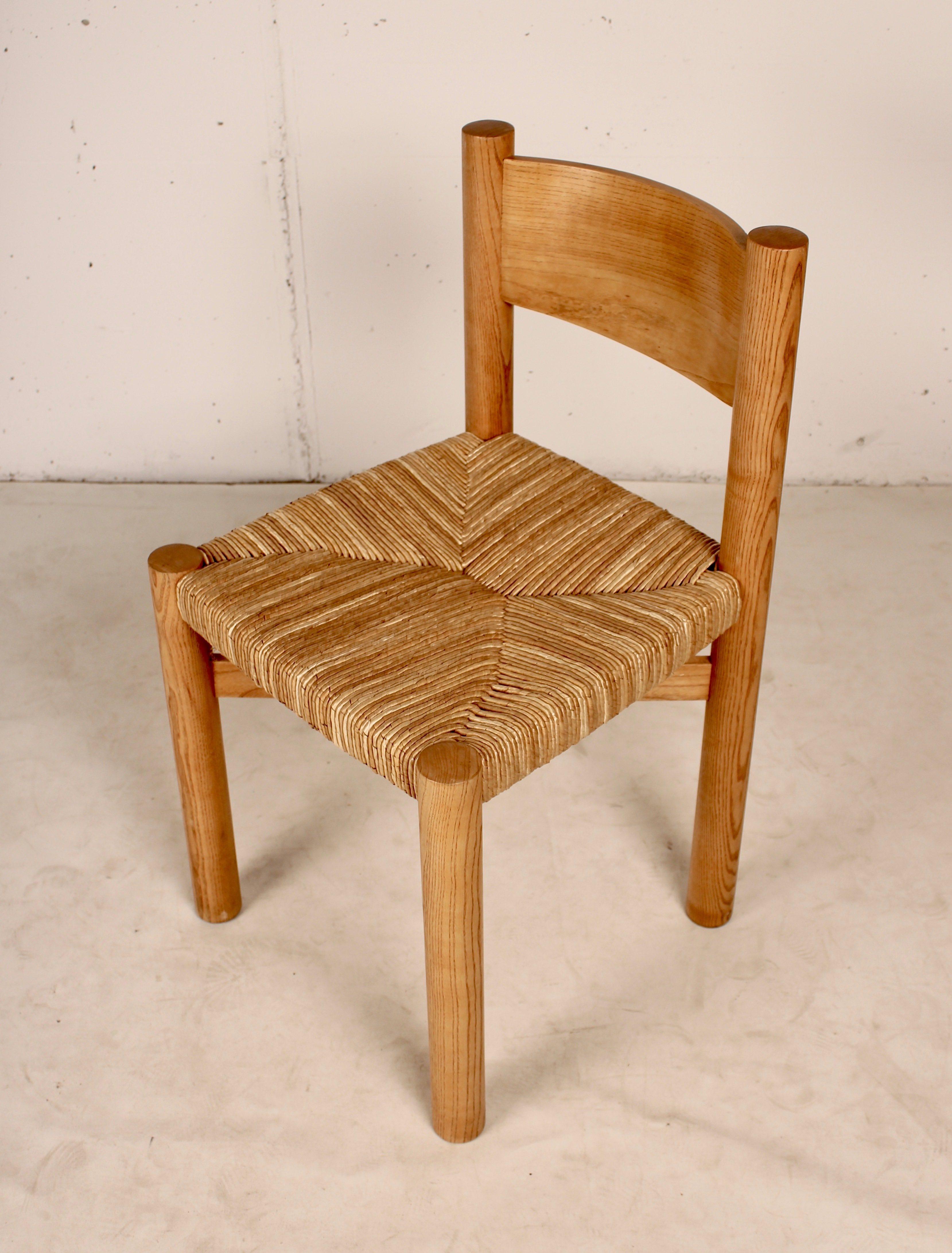 Chaise de salle à manger, modèle Meribel, conçue par Charlotte Perriand, vers 1960. Fabriqué par Steph Simon (France) socle et pieds en hêtre, et assise en paille d'origine, dossier incurvé, pieds en rondins reliés par une entretoise en X sous