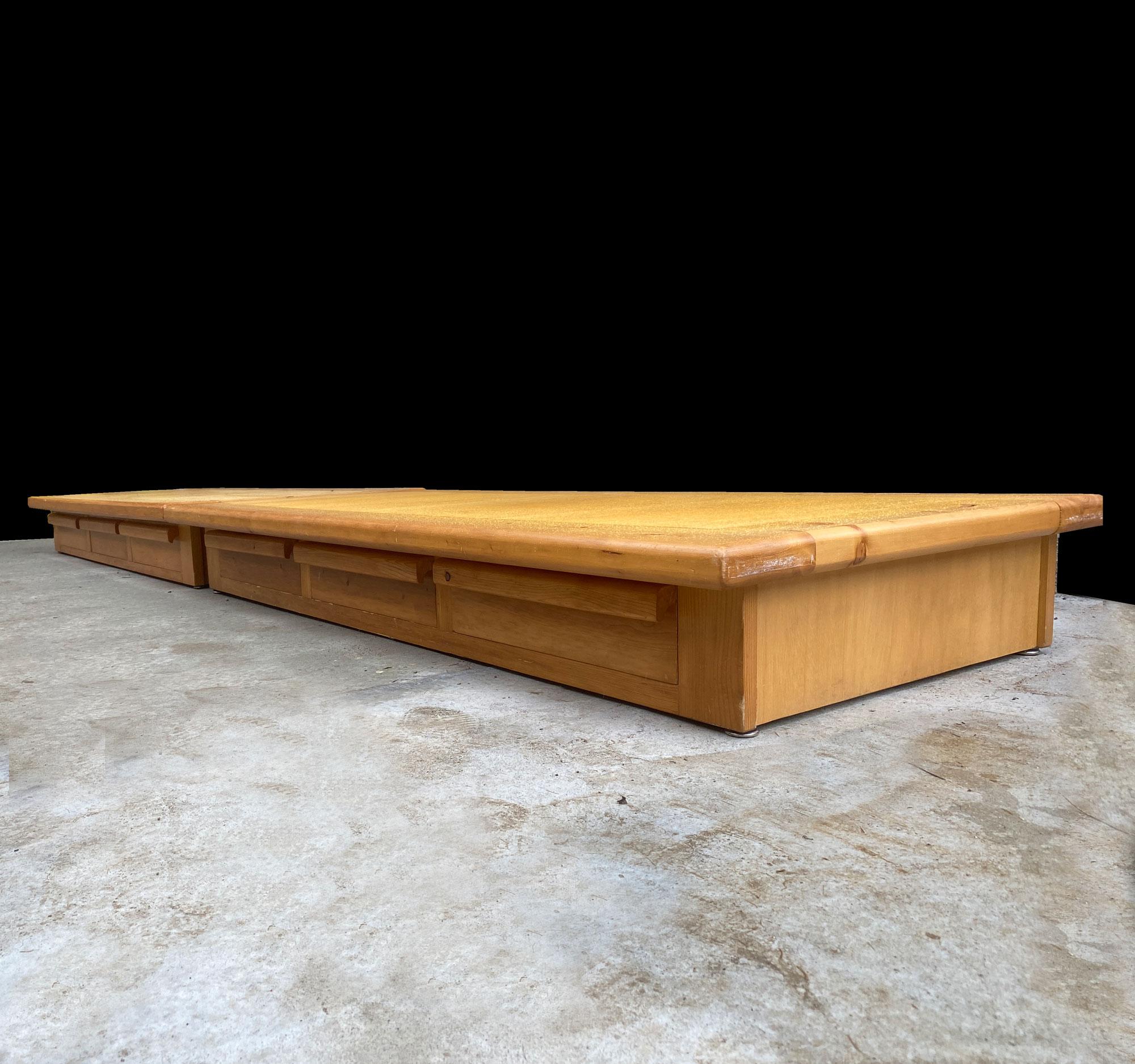 rare banc de Charlotte Perriand pour les chalets aménagés par Christian Durupt, fabriqué à Méribel les Allues dans les années 1960. Les poignées s'inspirent de celles de la Cité Radieuse de Marseille. Le lit, d'influence japonaise, est du plus bel