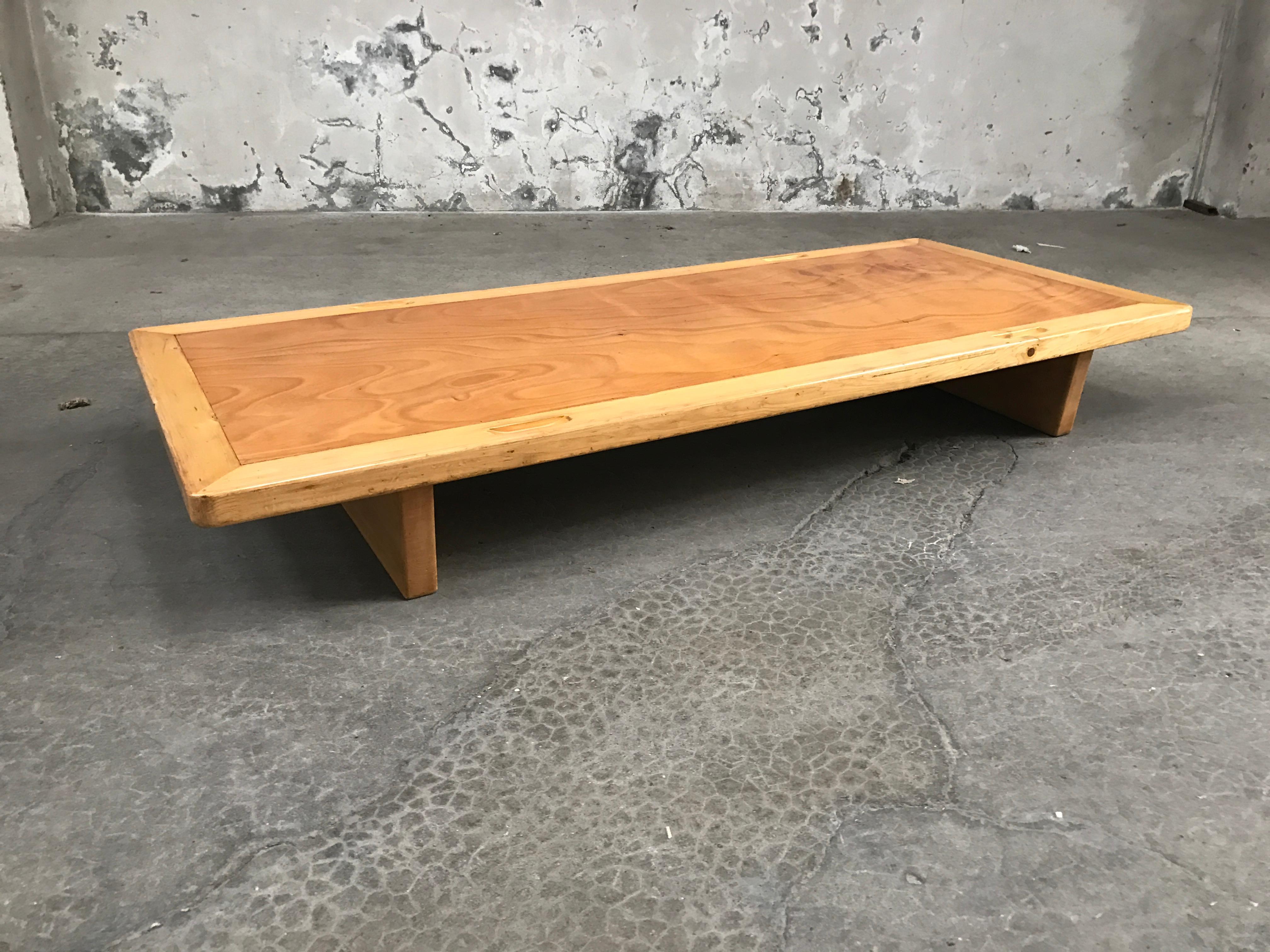 Charlotte Perriand's beautiful daybed for the Méribel les Allues ski resort in the French Alps.
Construction in pine and mahogany Good state of conservation, authentic piece of the 1950s.
 