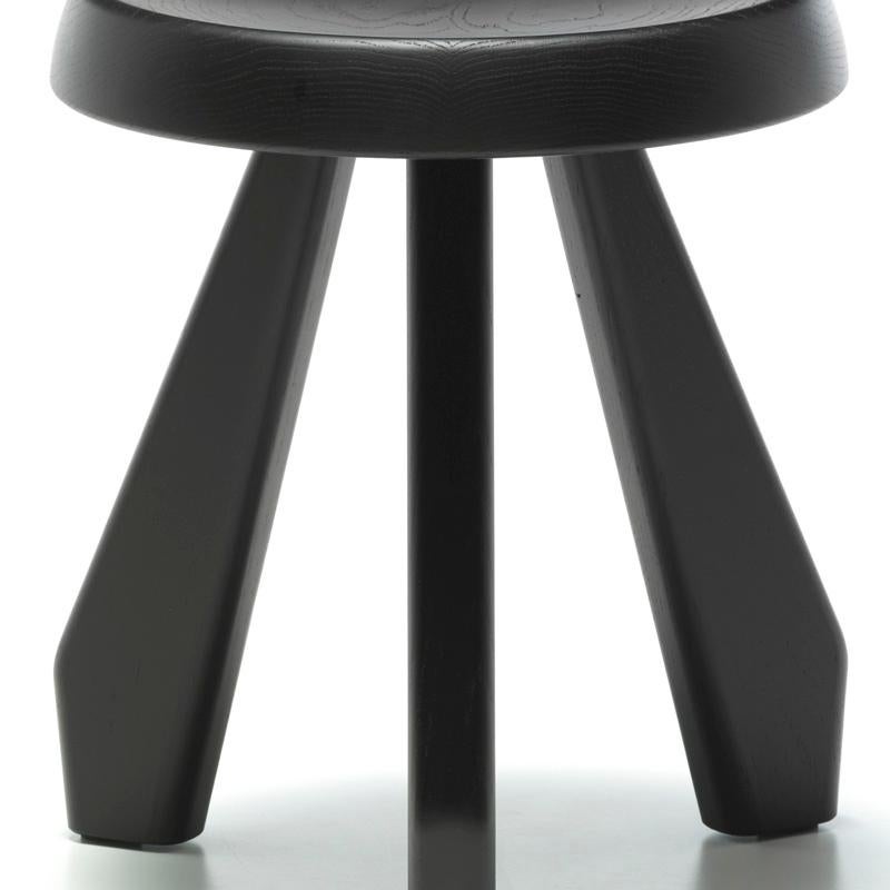 Taburete modelo Meribel diseñado por Charlotte Perriand en 1953-61. 
Roble teñido de negro.
Relanzada por Cassina en 2011.
Fabricado por Cassina en Italia.

La recuperación de materiales sencillos y formas básicas, con la mirada puesta en la