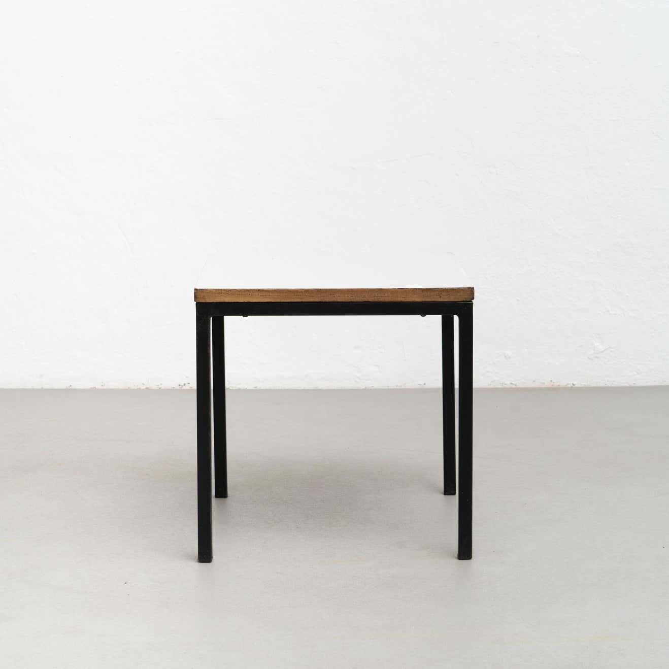 Tisch, entworfen von Charlotte Perriand, um 1950, aus Cité Cansado, Mauretanien, Afrika. 

Lackierter Stahl, mit Kunststofflaminat überzogenes Holz.

Maße: 74,3 x 80 x 80 cm

In gutem Originalzustand mit geringen alters- und gebrauchsbedingten