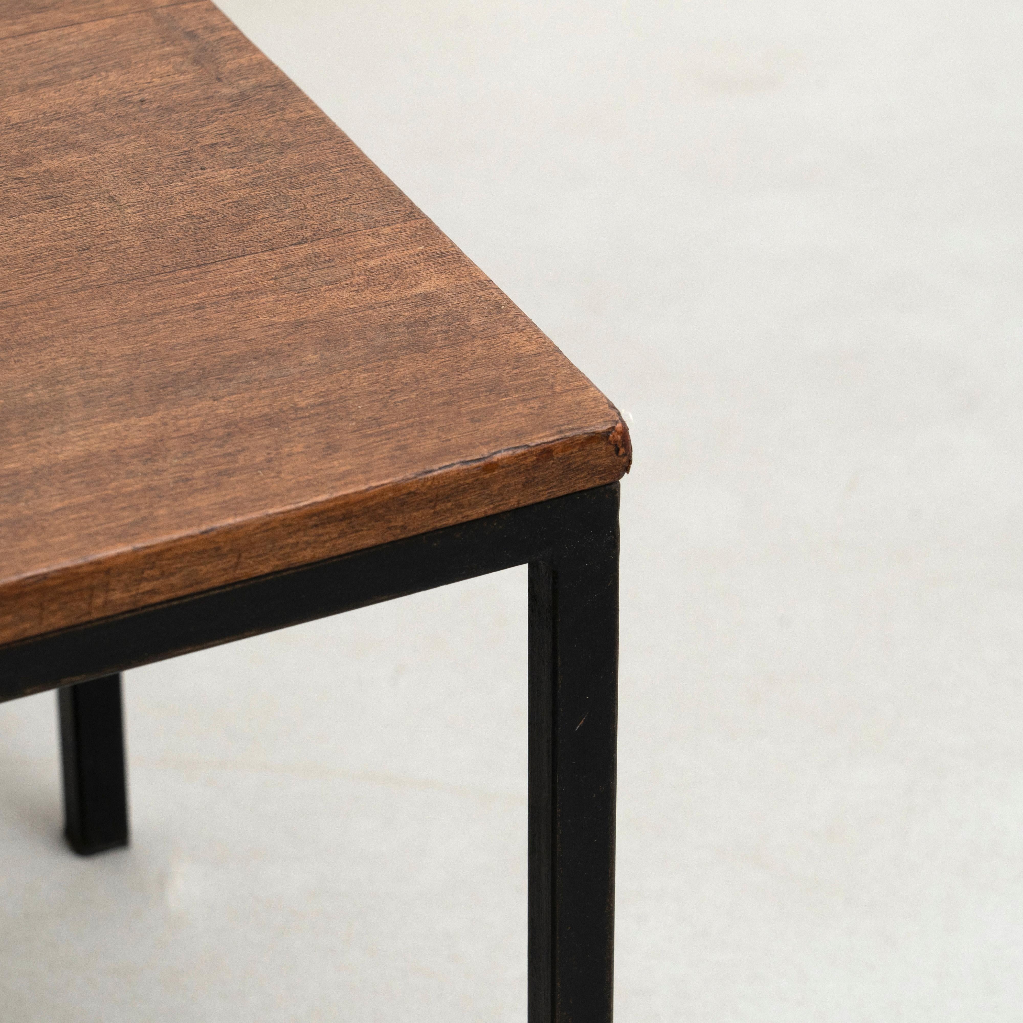 Charlotte Perriand Tavolo basso in metallo e legno per CIRCA, circa 1950 in vendita 5