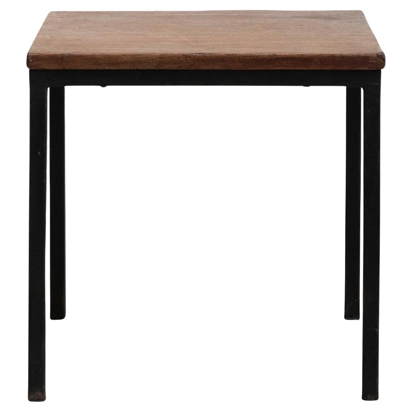 Tavolo basso Charlotte Perriand - Design anni '50 da Cité Cansado, Mauritania  Acciaio verniciato e Wood

Questo tavolino disegnato da Charlotte Perriand negli anni '50 è un esempio straordinario della sua iconica filosofia di design. Proveniente da
