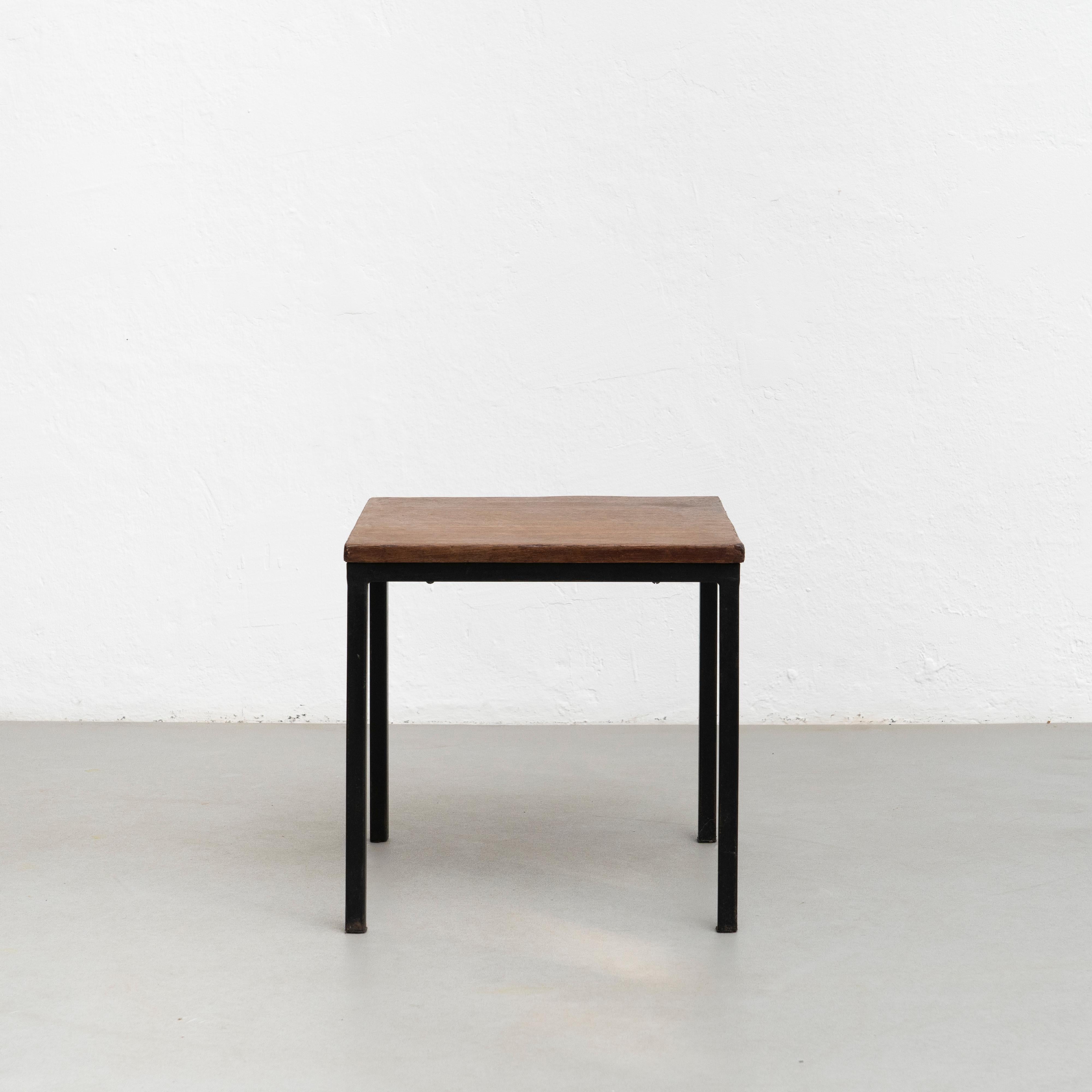 Acciaio Charlotte Perriand Tavolo basso in metallo e legno per CIRCA, circa 1950 in vendita