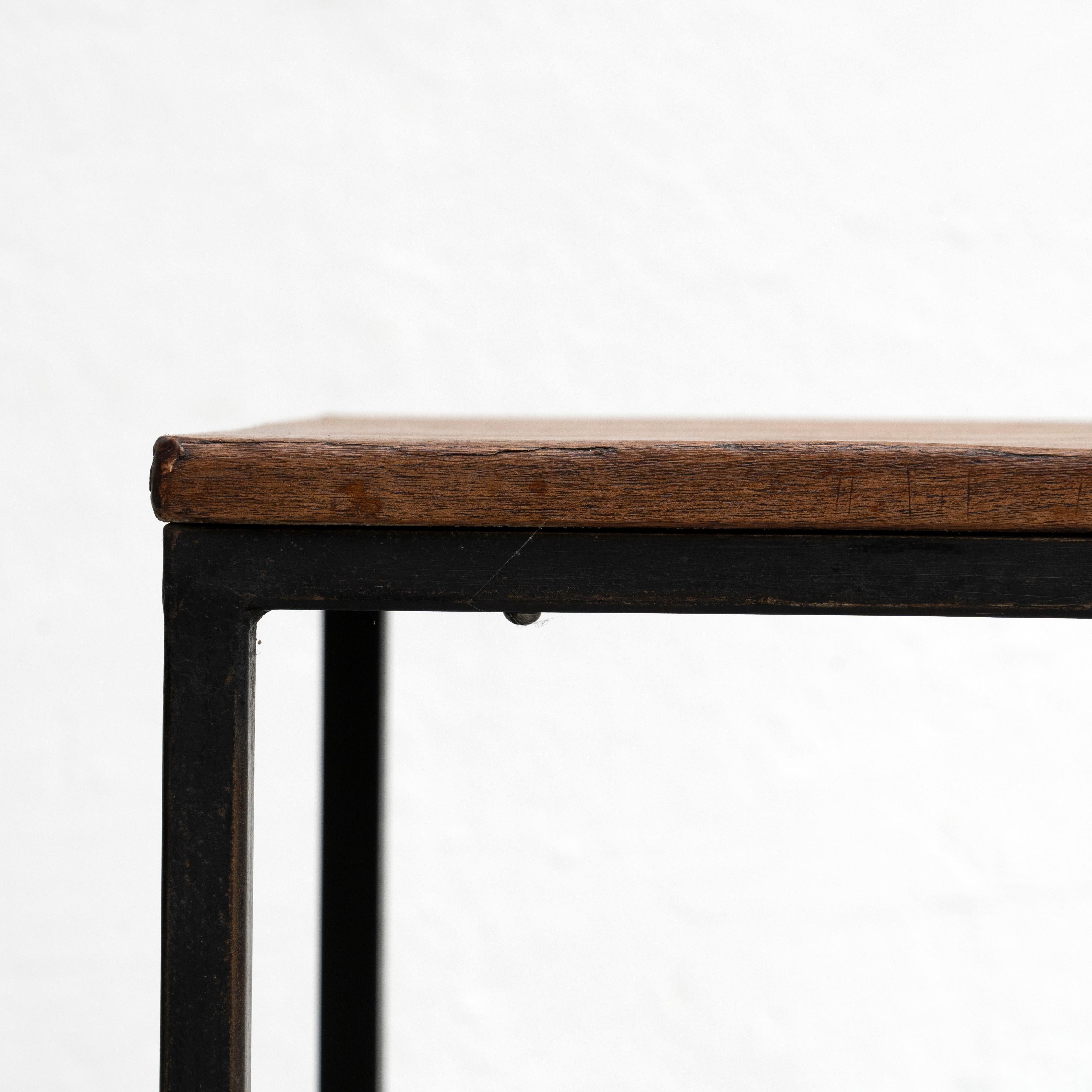 Charlotte Perriand Tavolo basso in metallo e legno per CIRCA, circa 1950 in vendita 1