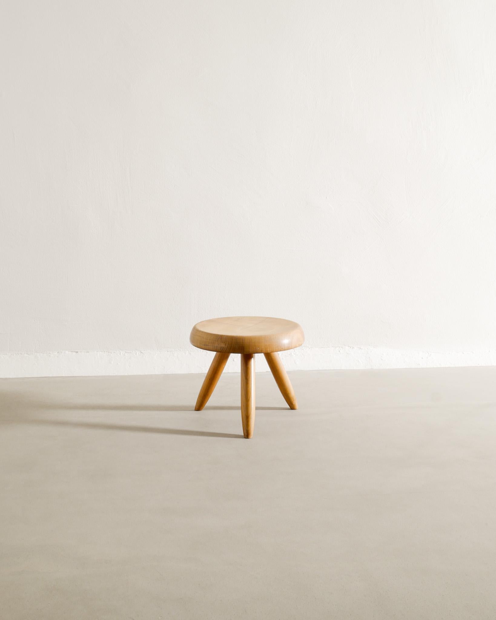 Scandinave moderne Charlotte Perriand Tabouret bas Berger en bois de cerisier du milieu du siècle Produit dans les années 1960 en vente