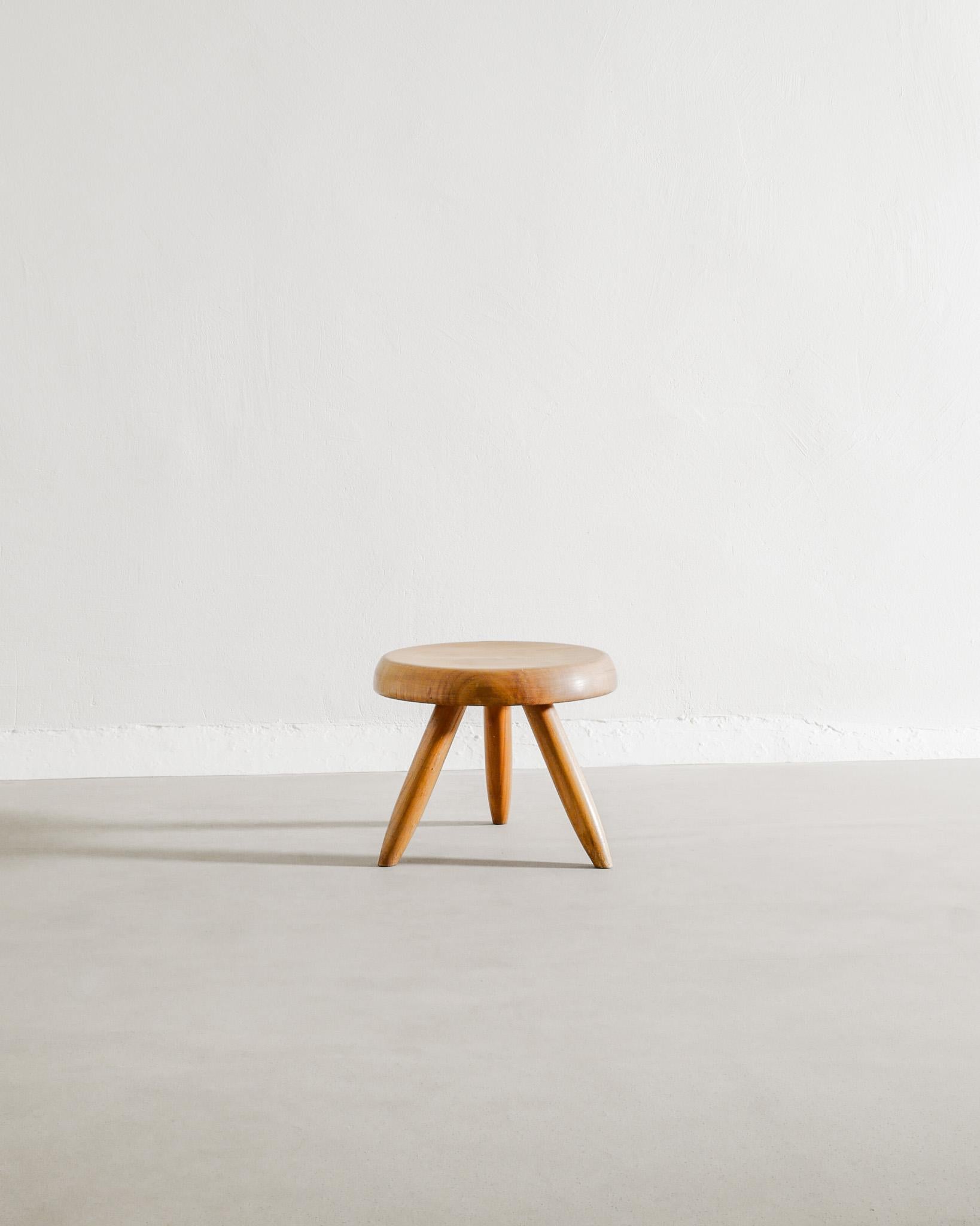 Charlotte Perriand Taburete bajo Berger de mediados de siglo en madera de cerezo fabricado en los años 60 Moderno de mediados de siglo en venta