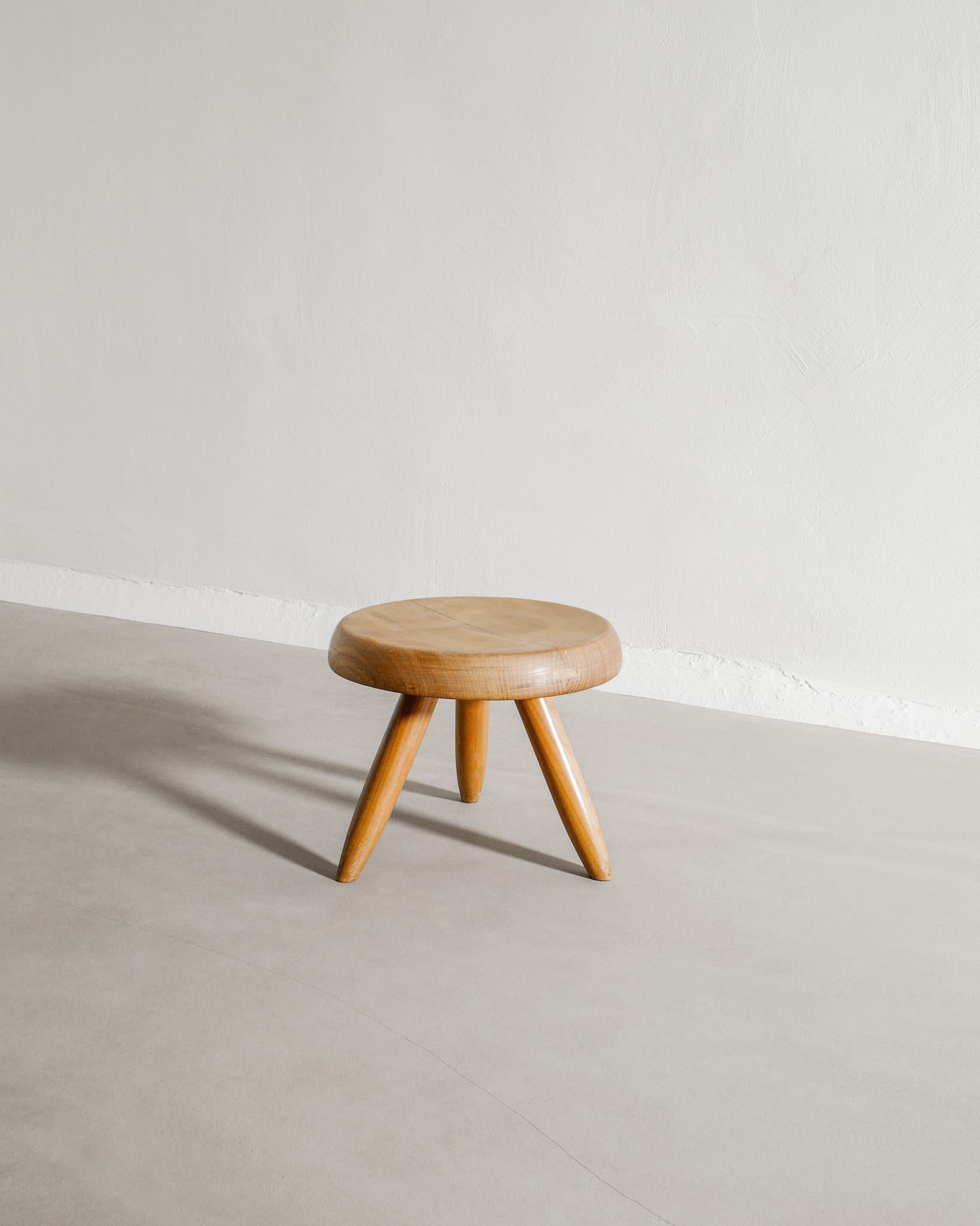 Charlotte Perriand Taburete bajo Berger de mediados de siglo en madera de cerezo fabricado en los años 60 Francés en venta