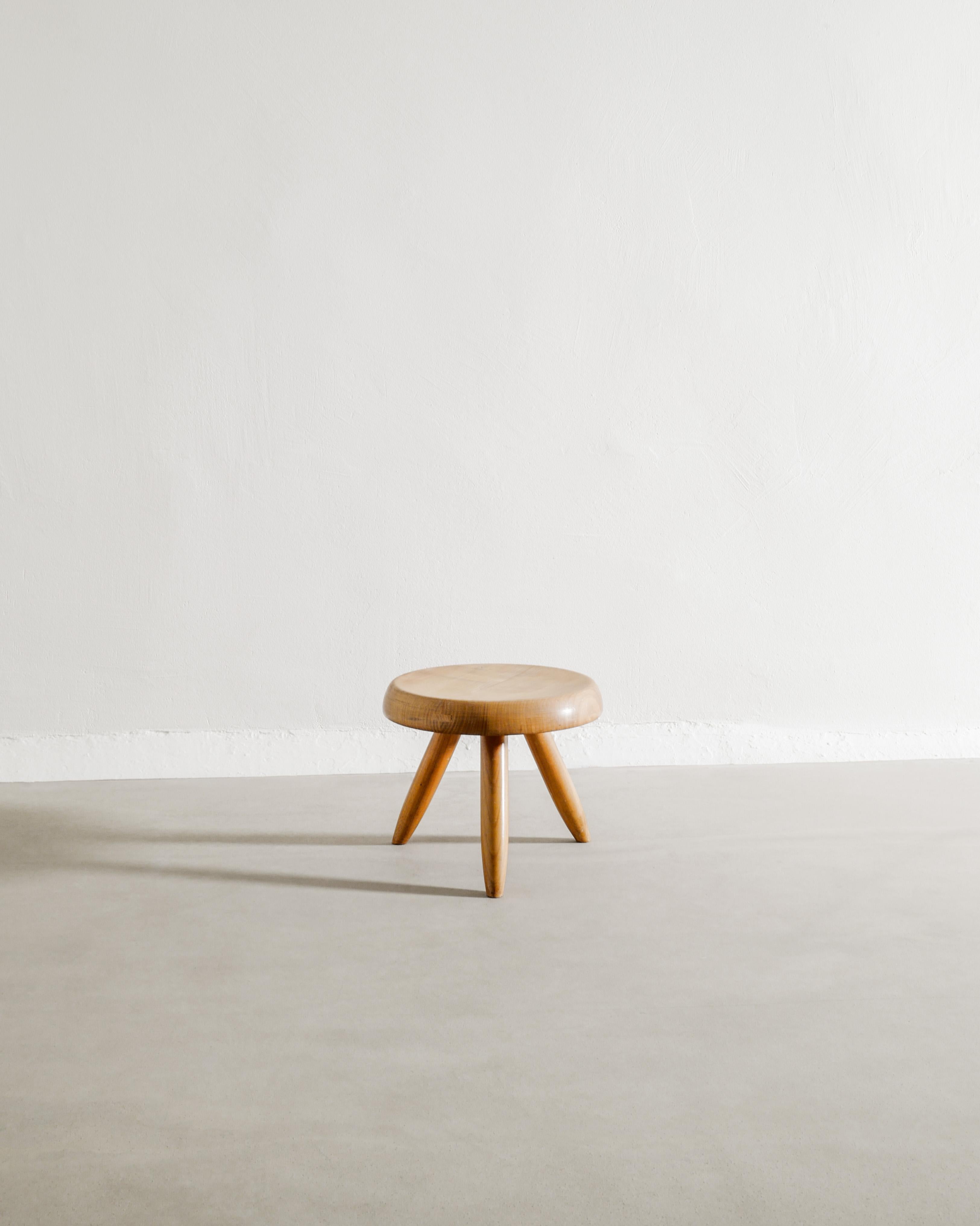 Charlotte Perriand Taburete bajo Berger de mediados de siglo en madera de cerezo fabricado en los años 60 en Bueno estado para la venta en Stockholm, SE