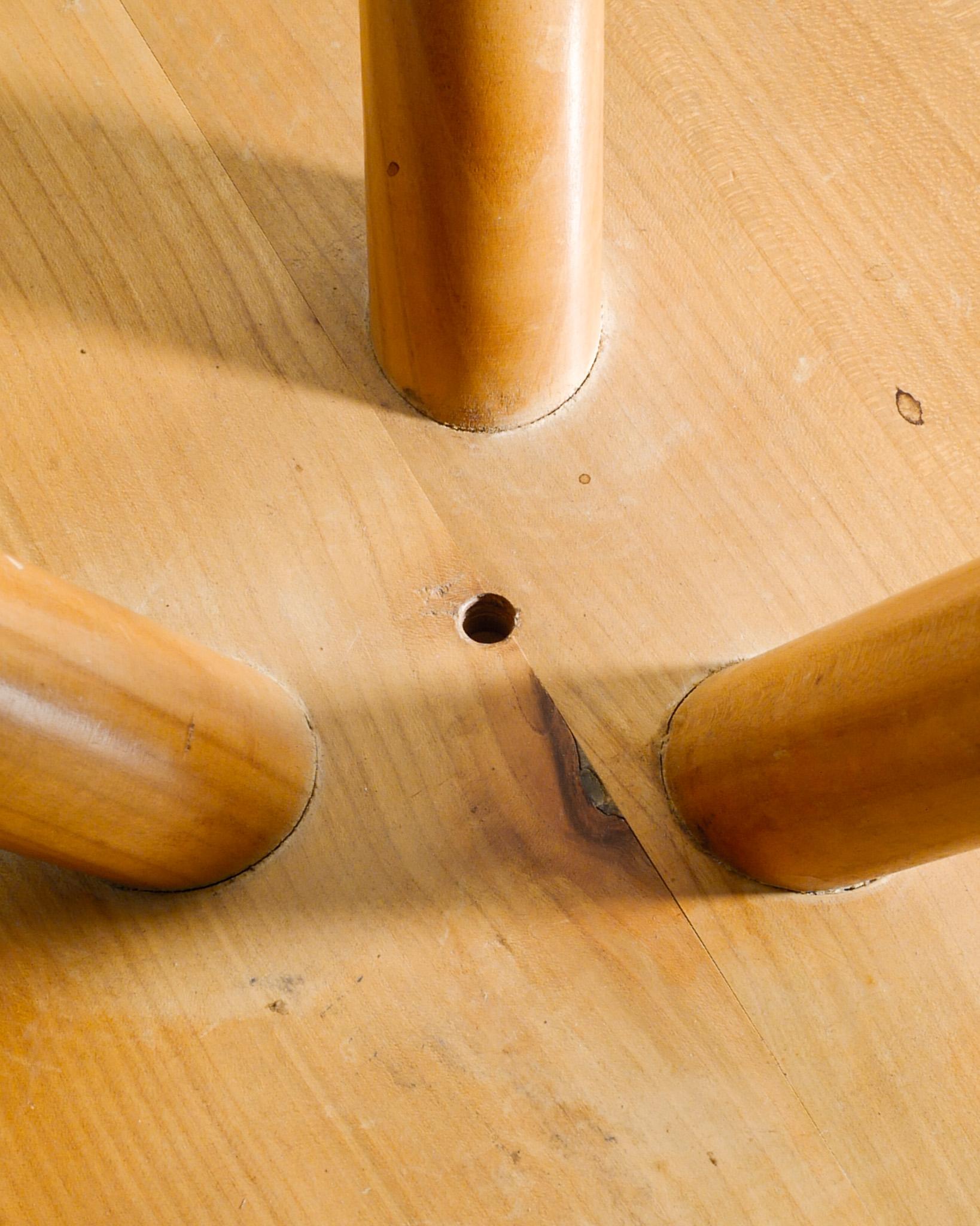 Milieu du XXe siècle Charlotte Perriand Tabouret bas Berger en bois de cerisier du milieu du siècle Produit dans les années 1960 en vente