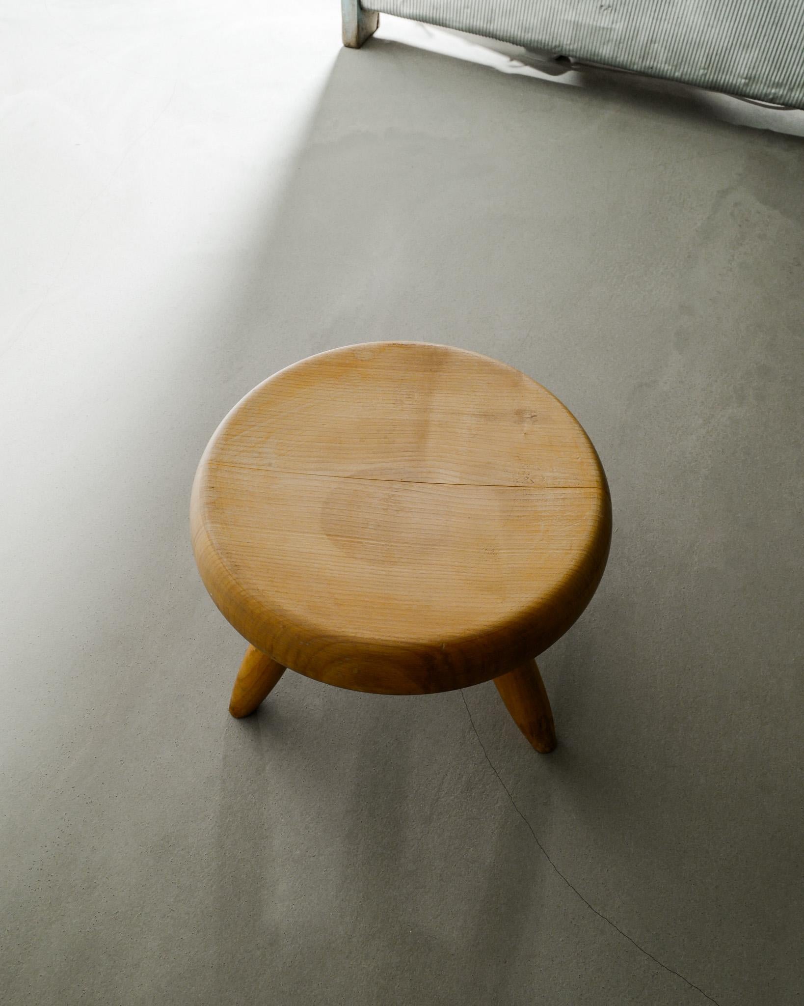 Charlotte Perriand Taburete bajo Berger de mediados de siglo en madera de cerezo fabricado en los años 60 mediados del siglo XX en venta