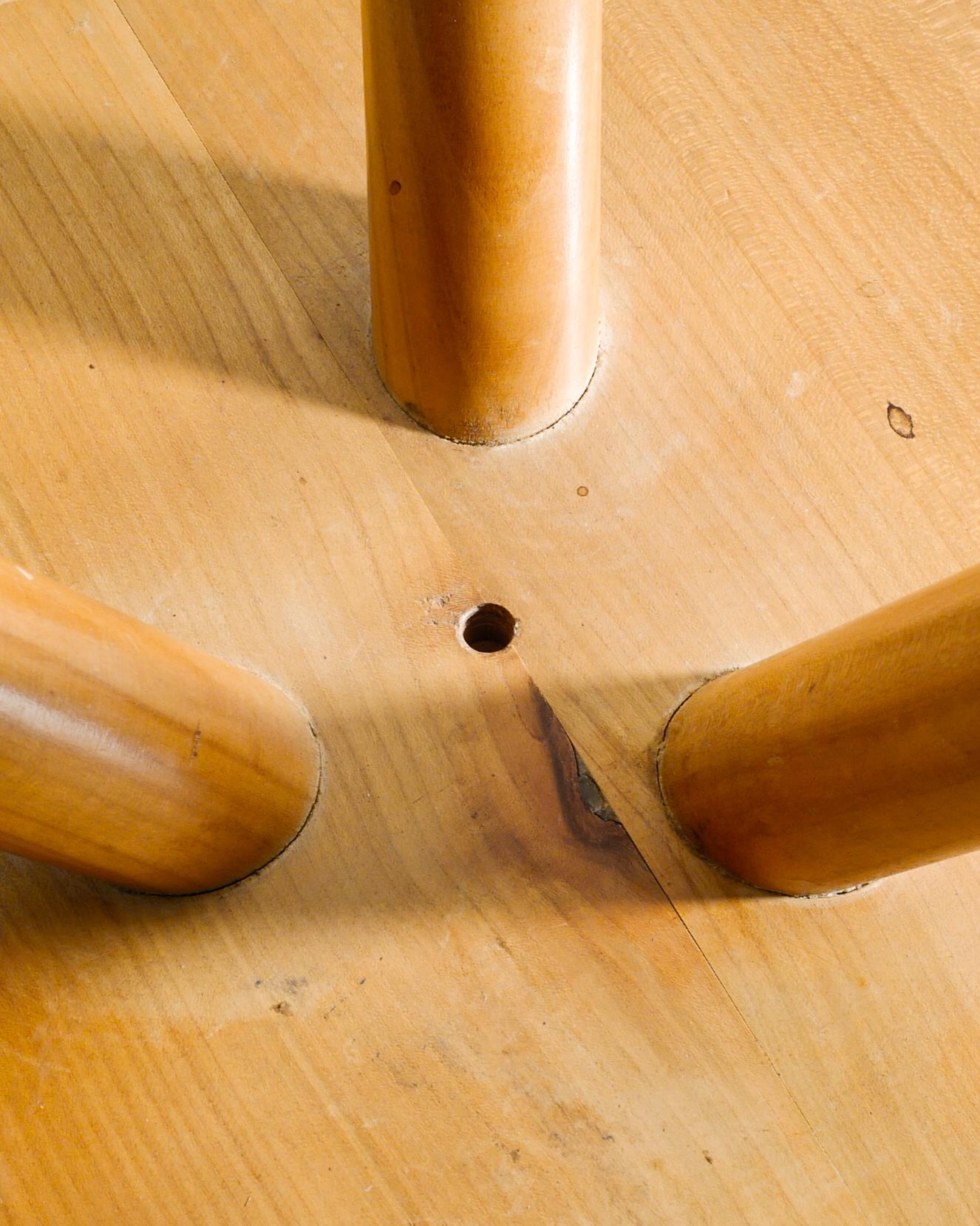 Charlotte Perriand Taburete bajo Berger de mediados de siglo en madera de cerezo fabricado en los años 60 en venta 1