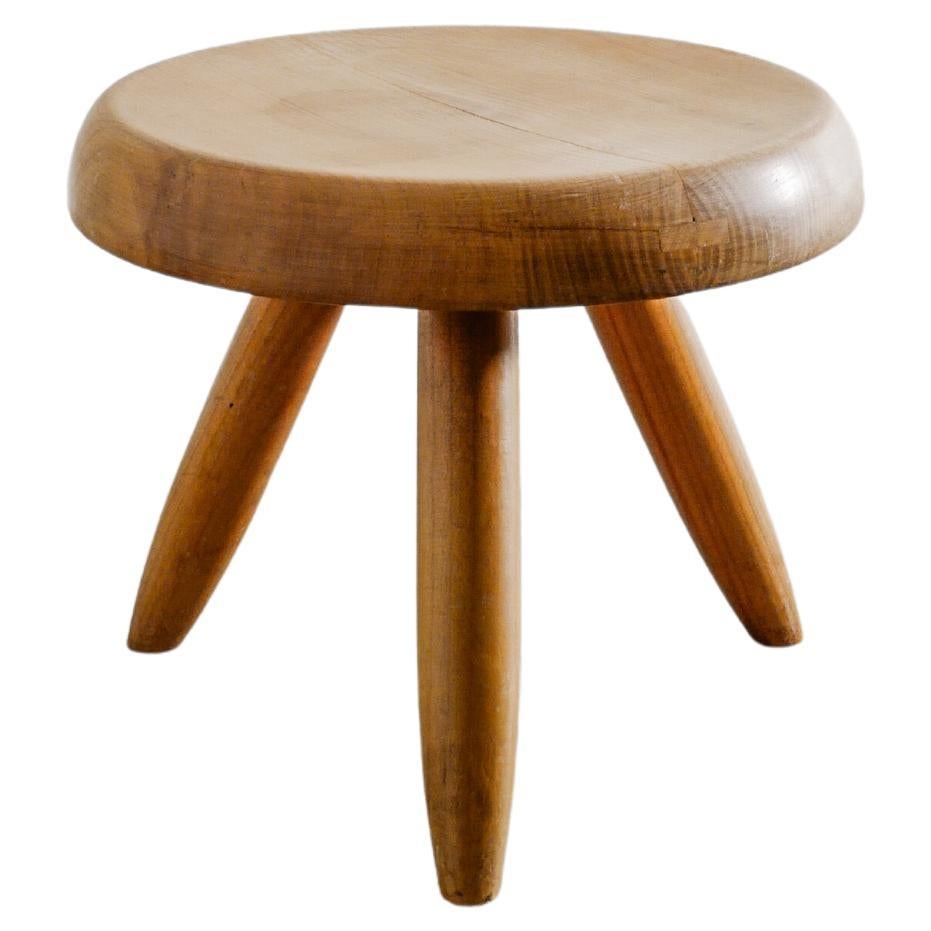 Charlotte Perriand Taburete bajo Berger de mediados de siglo en madera de cerezo fabricado en los años 60 en venta
