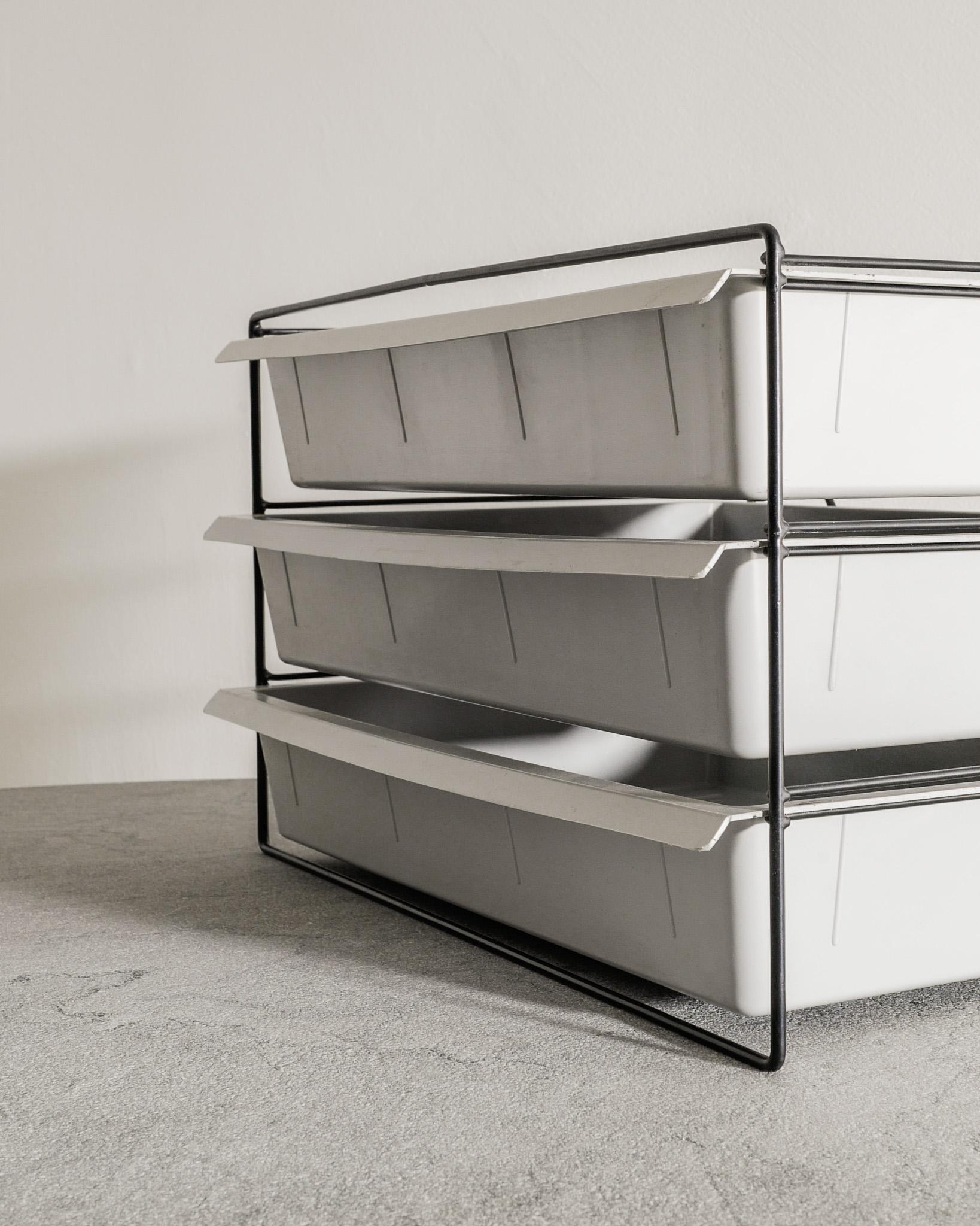 Francese Charlotte Perriand, portariviste in plastica e metallo grigio di metà secolo, anni '50 in vendita