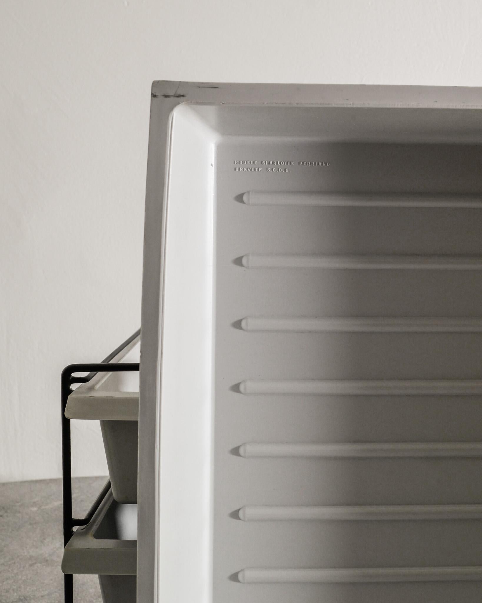Metà XX secolo Charlotte Perriand, portariviste in plastica e metallo grigio di metà secolo, anni '50 in vendita