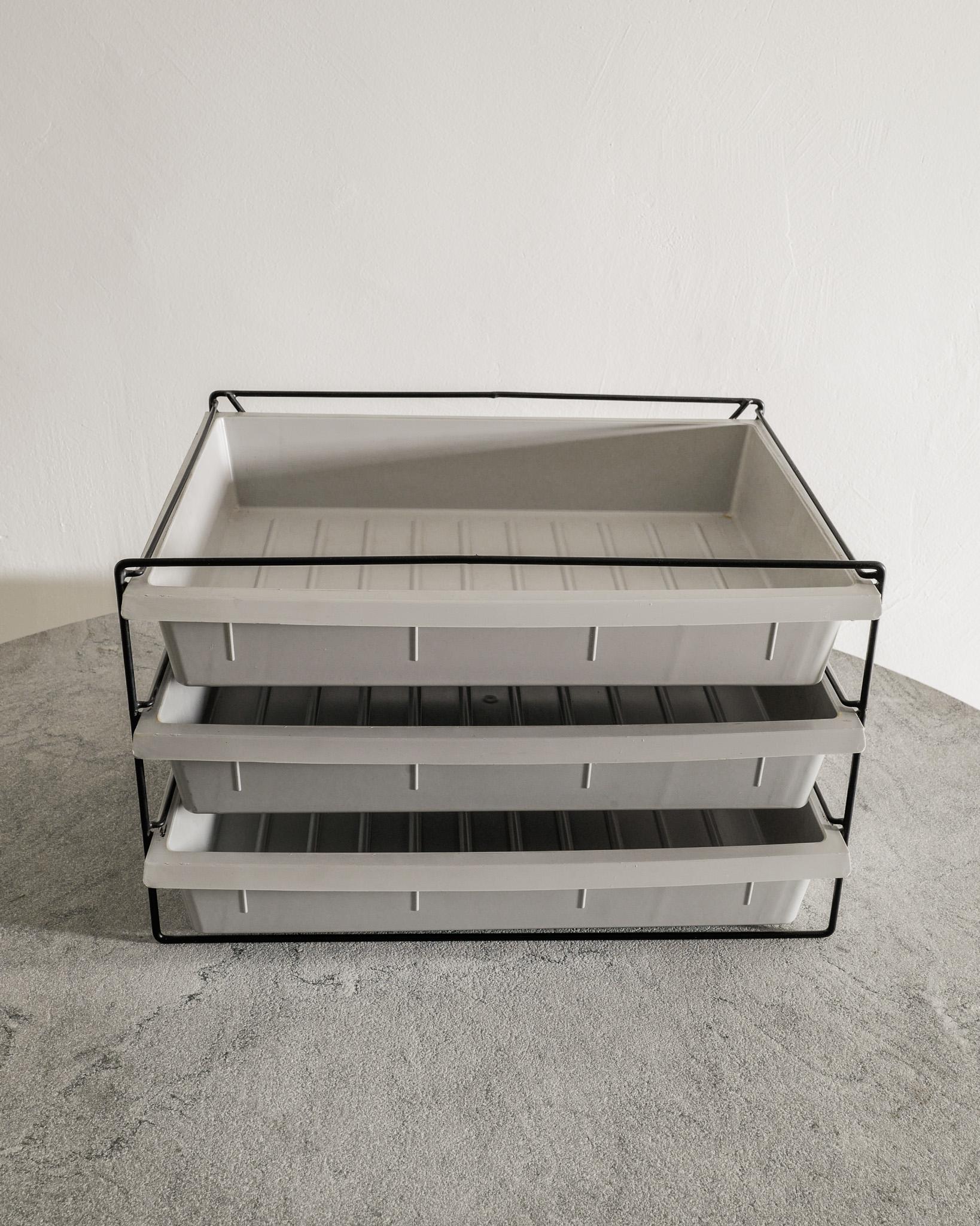 Metallo Charlotte Perriand, portariviste in plastica e metallo grigio di metà secolo, anni '50 in vendita