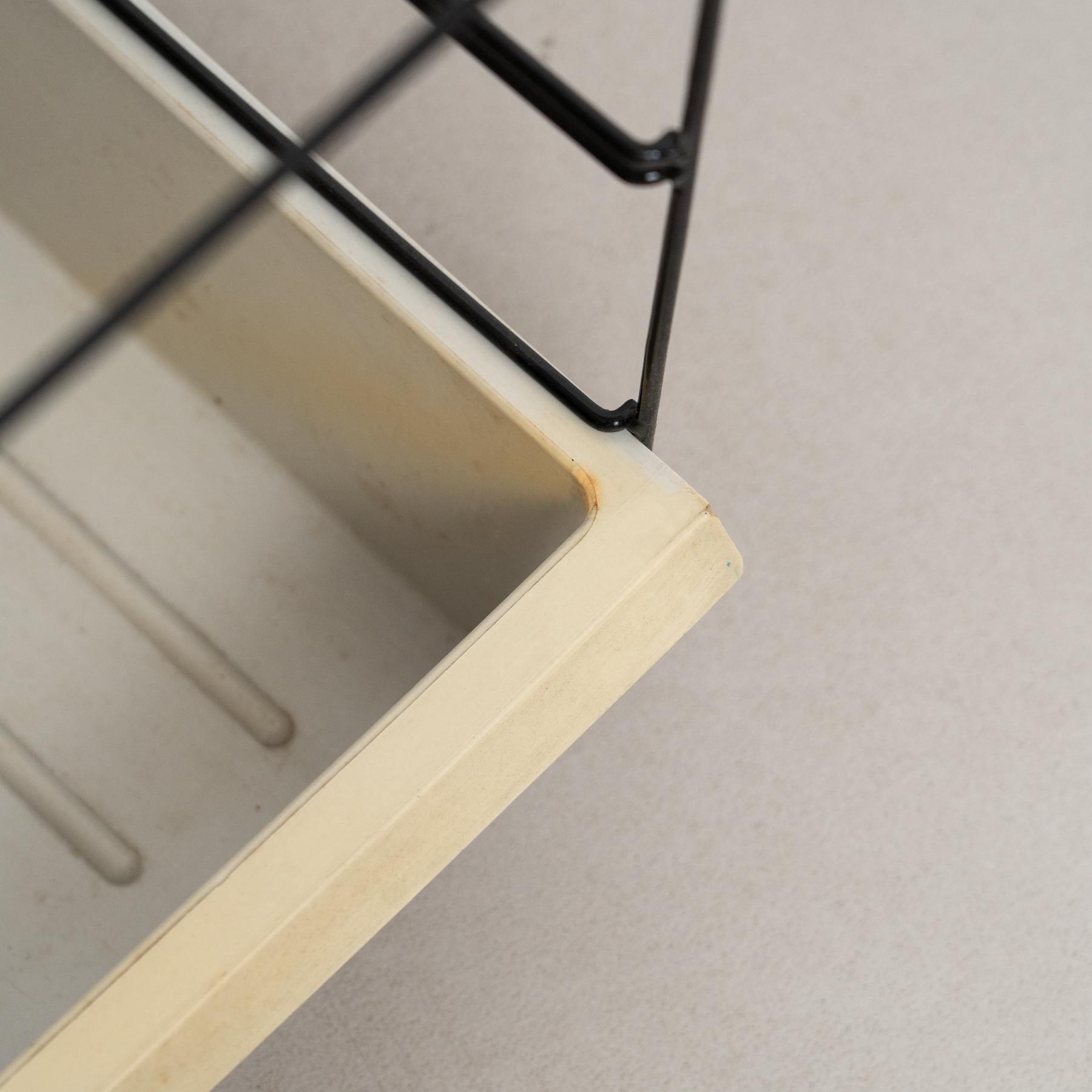Charlotte Perriand, scaffale per cartelle in metallo e plastica della modernità di metà secolo, 1950 circa in vendita 8