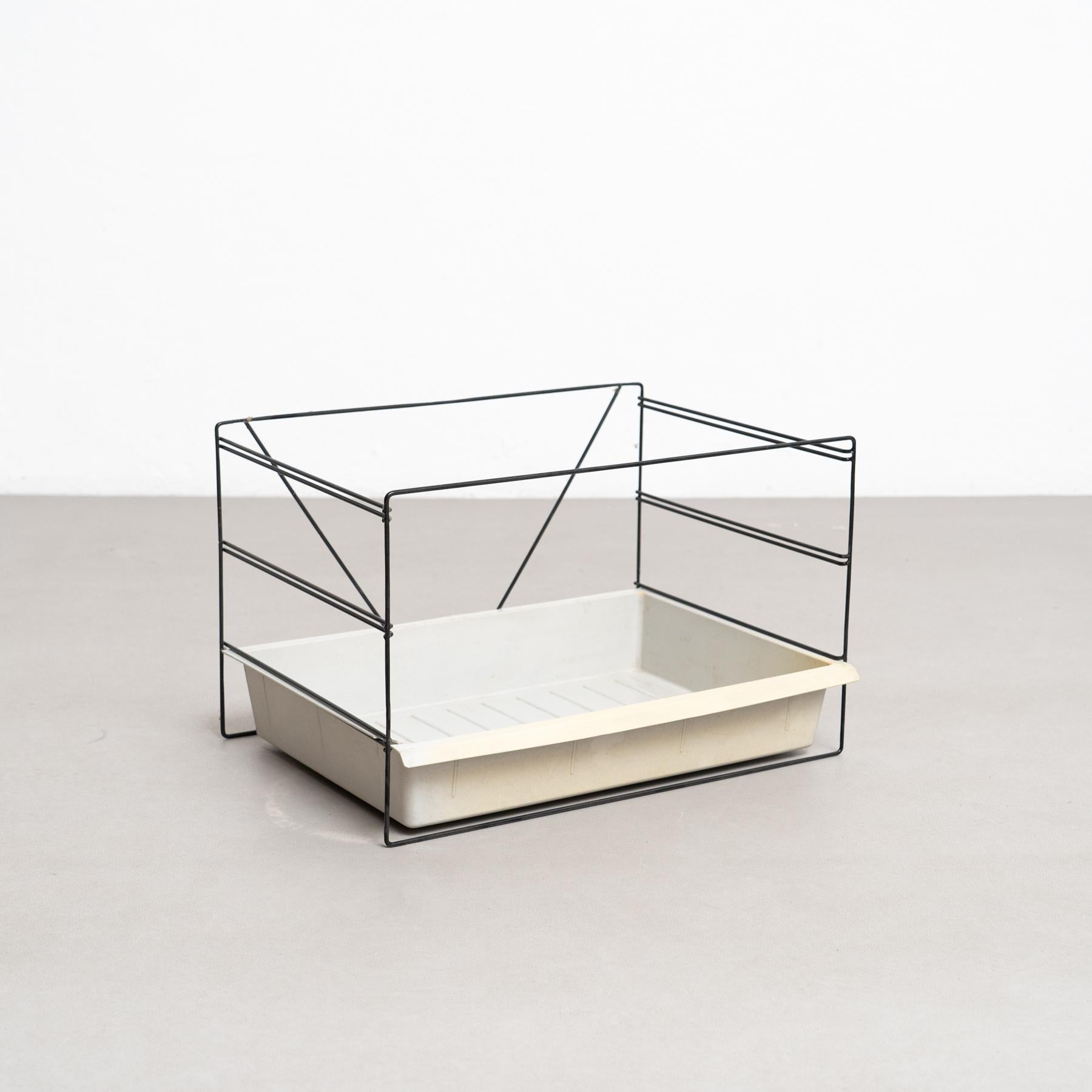 Mid-Century moderno Charlotte Perriand, scaffale per cartelle in metallo e plastica della modernità di metà secolo, 1950 circa in vendita