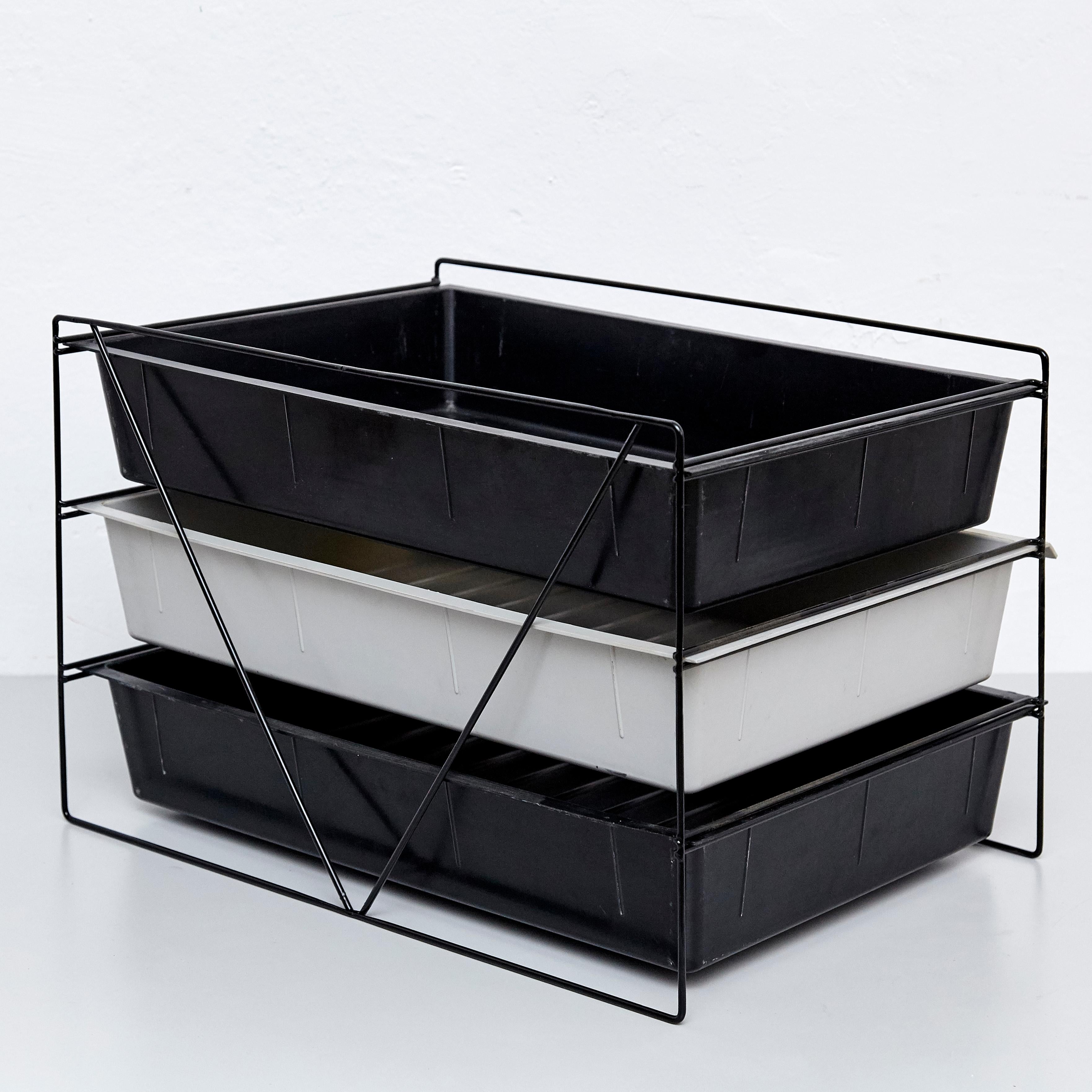 Charlotte Perriand Mid-Century Modern Metal and Plastic File Rack, circa 1950 In Good Condition In Barcelona, Barcelona