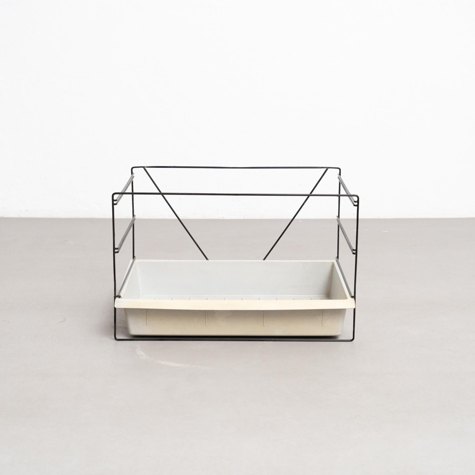 Francese Charlotte Perriand, scaffale per cartelle in metallo e plastica della modernità di metà secolo, 1950 circa in vendita