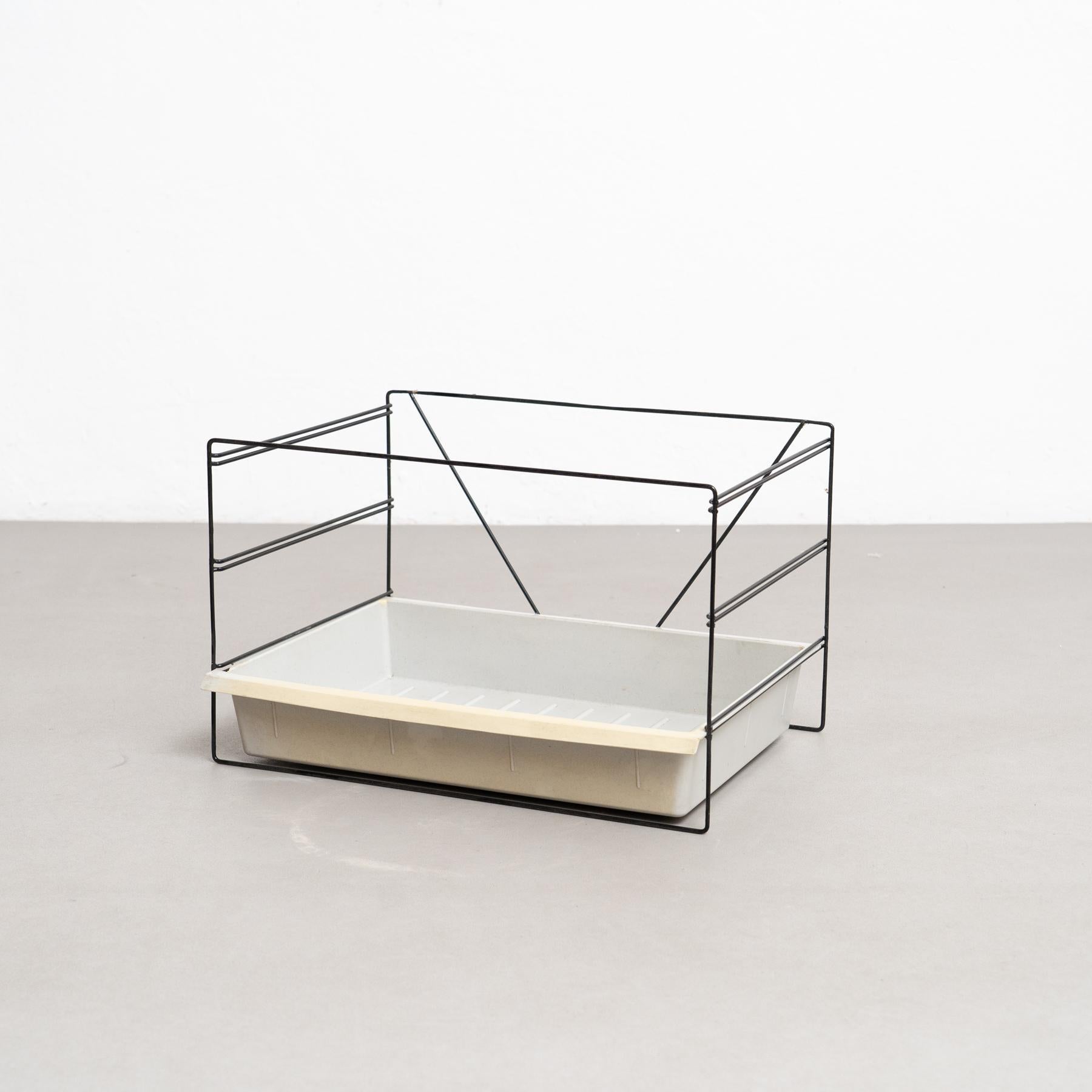 Charlotte Perriand, scaffale per cartelle in metallo e plastica della modernità di metà secolo, 1950 circa In condizioni buone in vendita a Barcelona, Barcelona