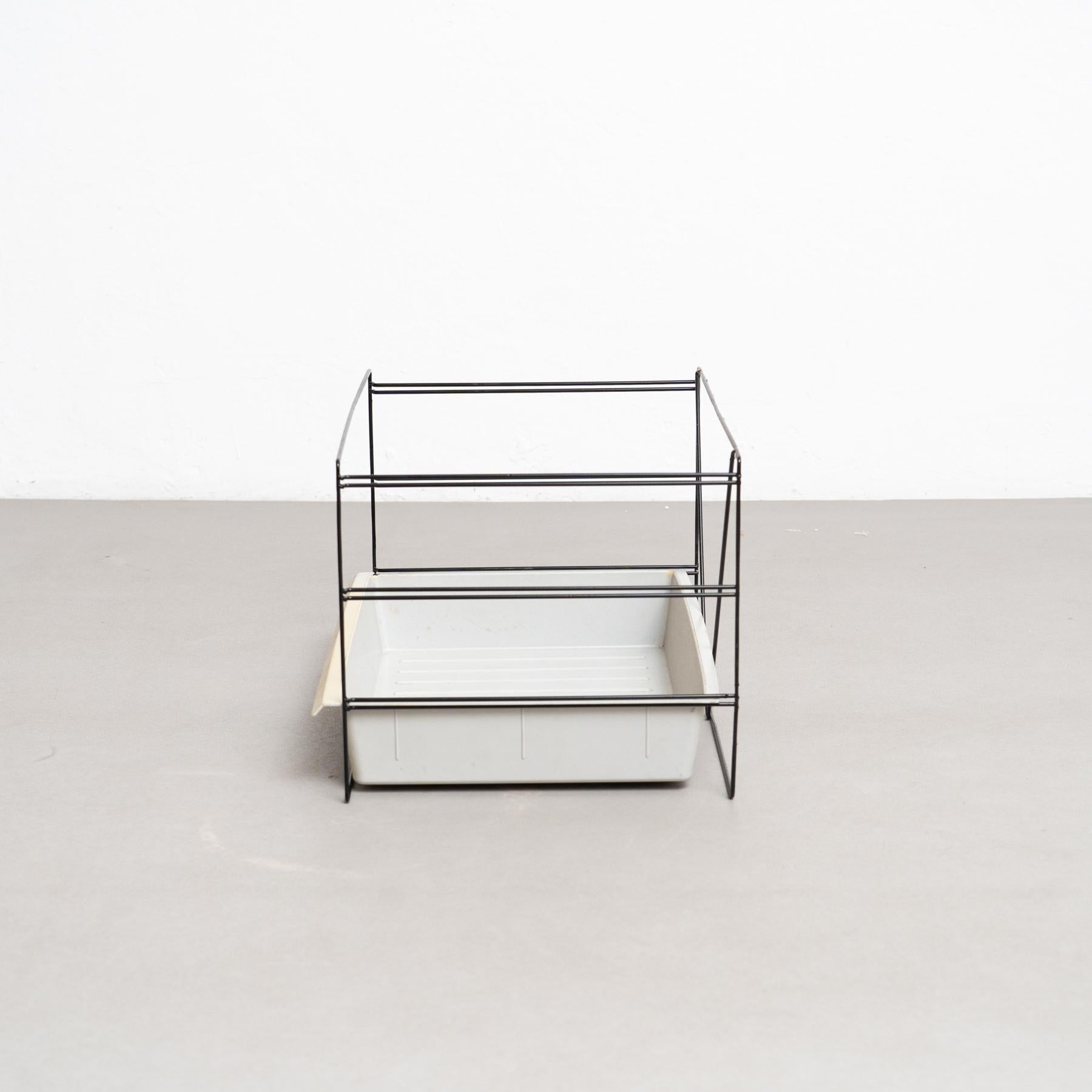 Metà XX secolo Charlotte Perriand, scaffale per cartelle in metallo e plastica della modernità di metà secolo, 1950 circa in vendita