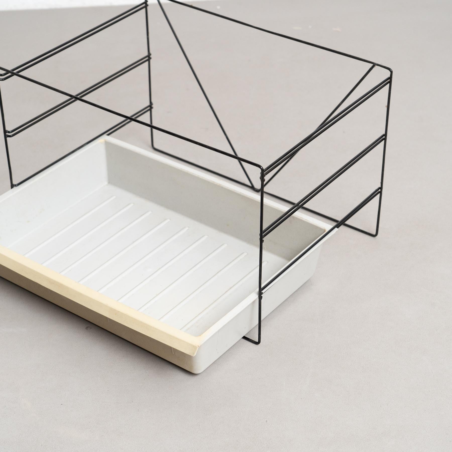 Metallo Charlotte Perriand, scaffale per cartelle in metallo e plastica della modernità di metà secolo, 1950 circa in vendita