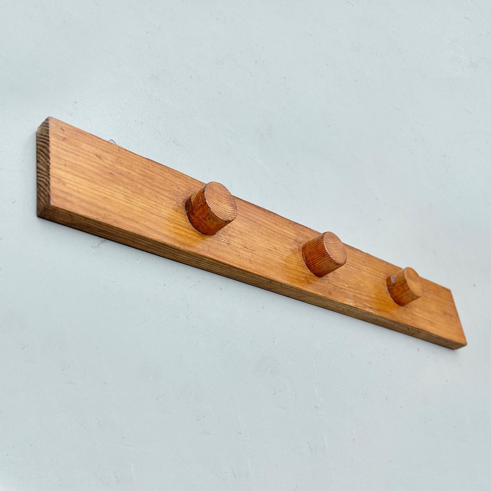 Coat rack designed by Charlotte Perriand for Les Arcs ski resort circa 1960, manufactured in France.
Pinewood.

In good original condition, with minor wear consistent with age and use, preserving a beautiful patina.

Charlotte Perriand