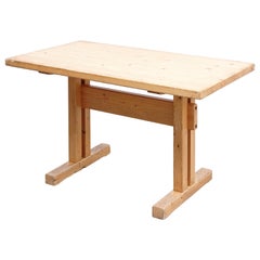 Charlotte Perriand:: Moderner kleiner Holztisch aus der Jahrhundertmitte für Les Arcs:: um 1960