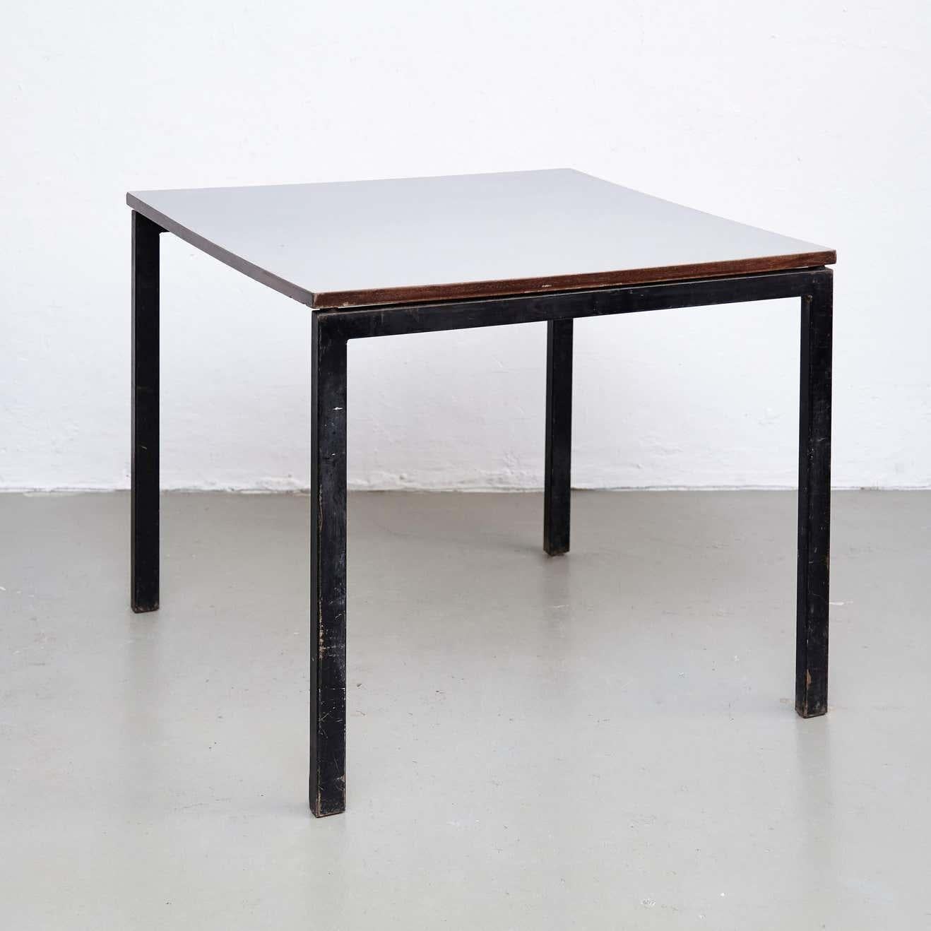 Charlotte Perriand, Mid-Century Modern-Tisch aus Holz, Formica und Metall, um 1950 im Zustand „Gut“ im Angebot in Barcelona, Barcelona