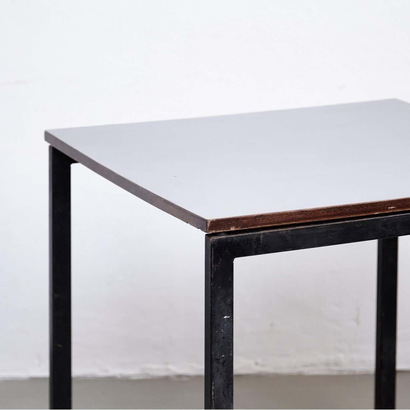 Charlotte Perriand, Mid-Century Modern-Tisch aus Holz, Formica und Metall, um 1950 (Mitte des 20. Jahrhunderts) im Angebot