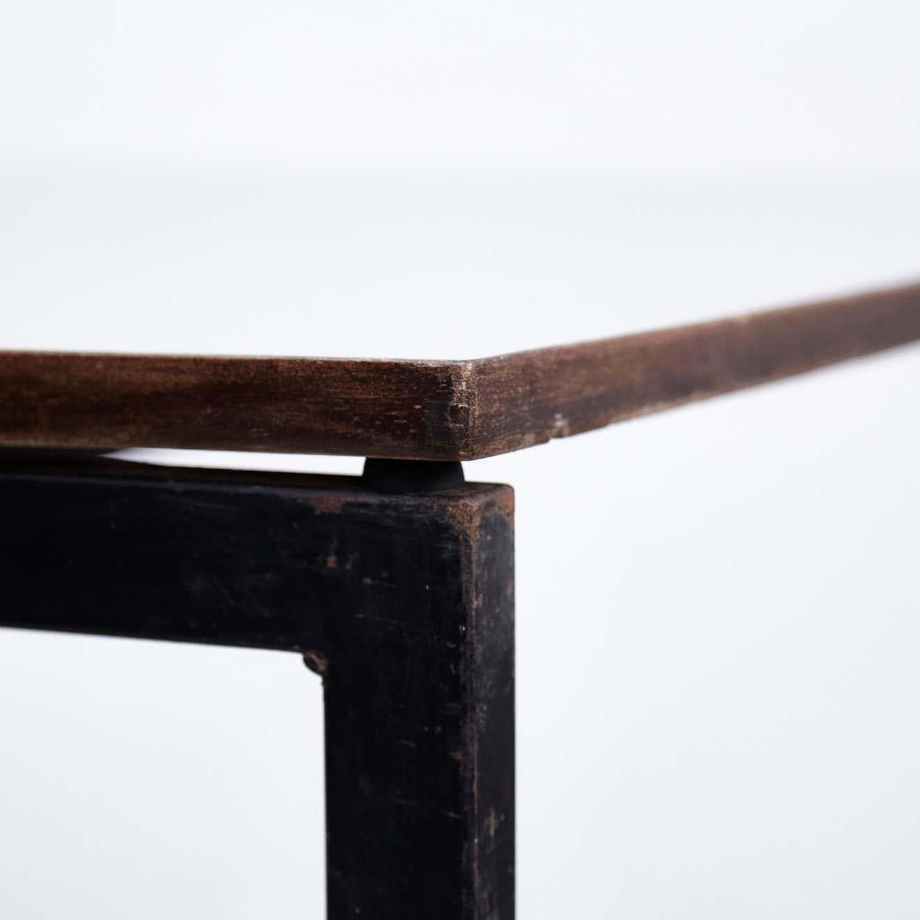 Charlotte Perriand, Mid-Century Modern-Tisch aus Holz, Formica und Metall, um 1950 im Angebot 1